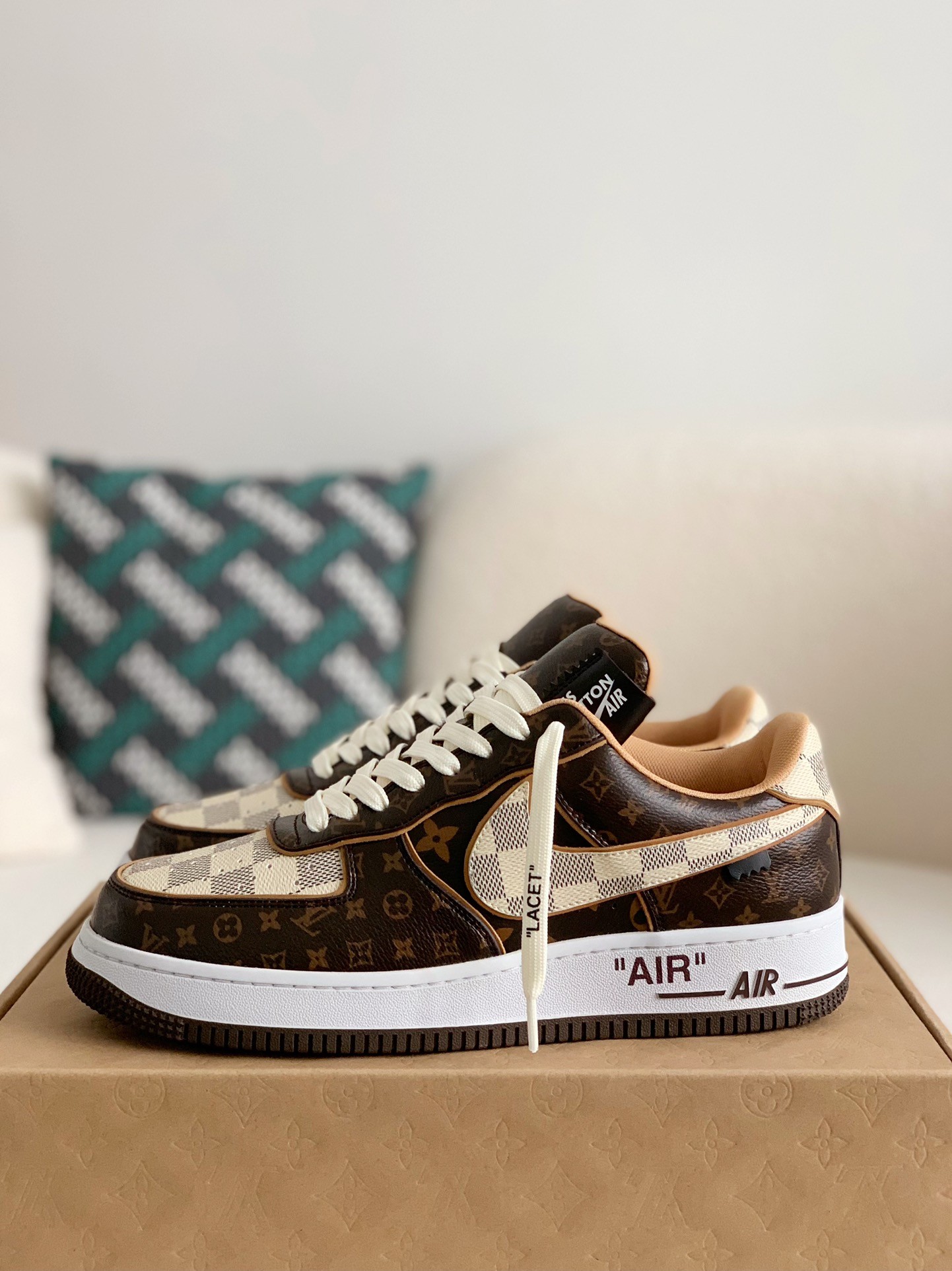 LOUIS VUITTON × NIKE AIR FORCE 1 Sneaker
