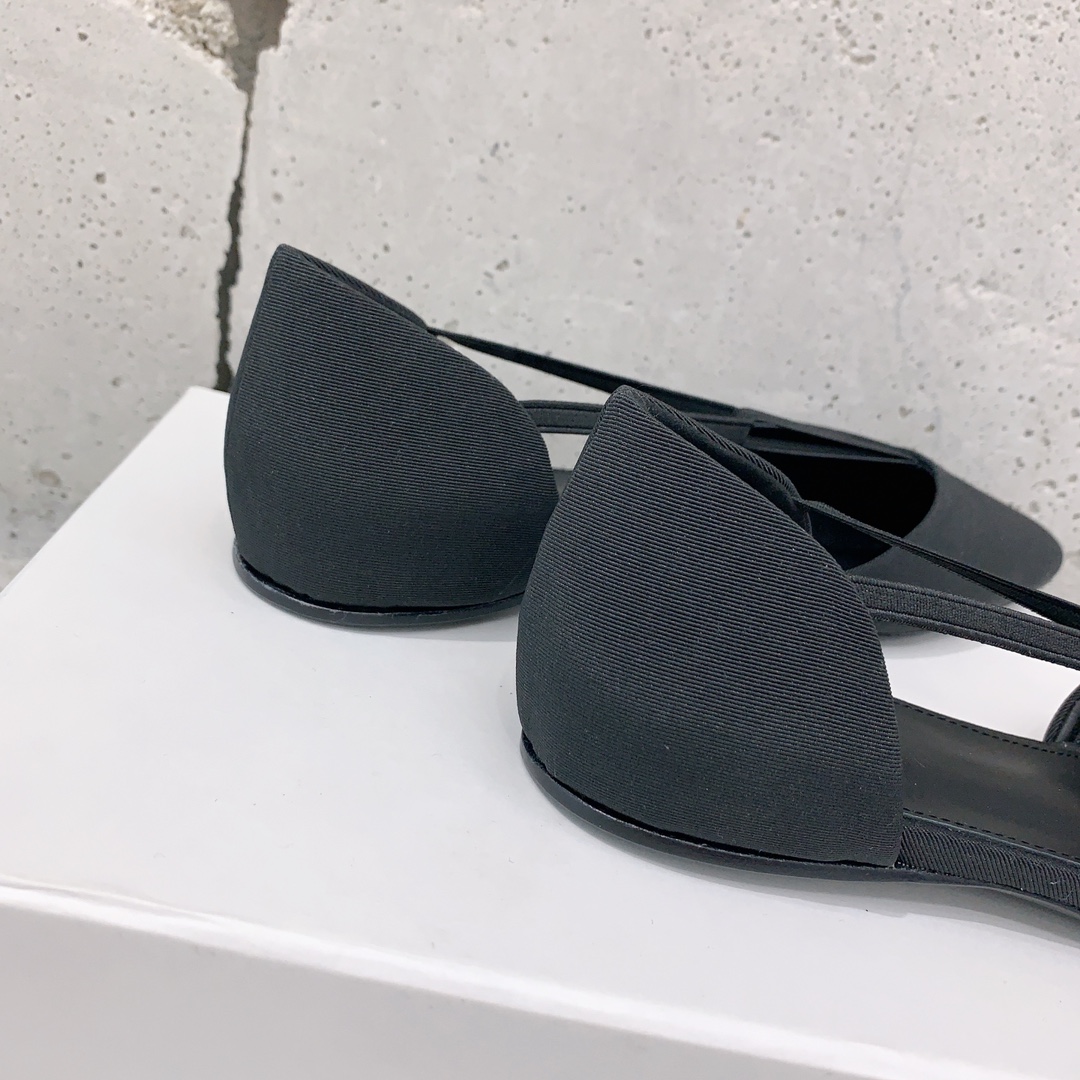 𝐓𝐨𝐭𝐞𝐦𝐞｜𝟐𝟎𝟐𝟑/𝐒𝐒 𝐧𝐞𝐰 Toteme 2023 new black T lace-up sandals