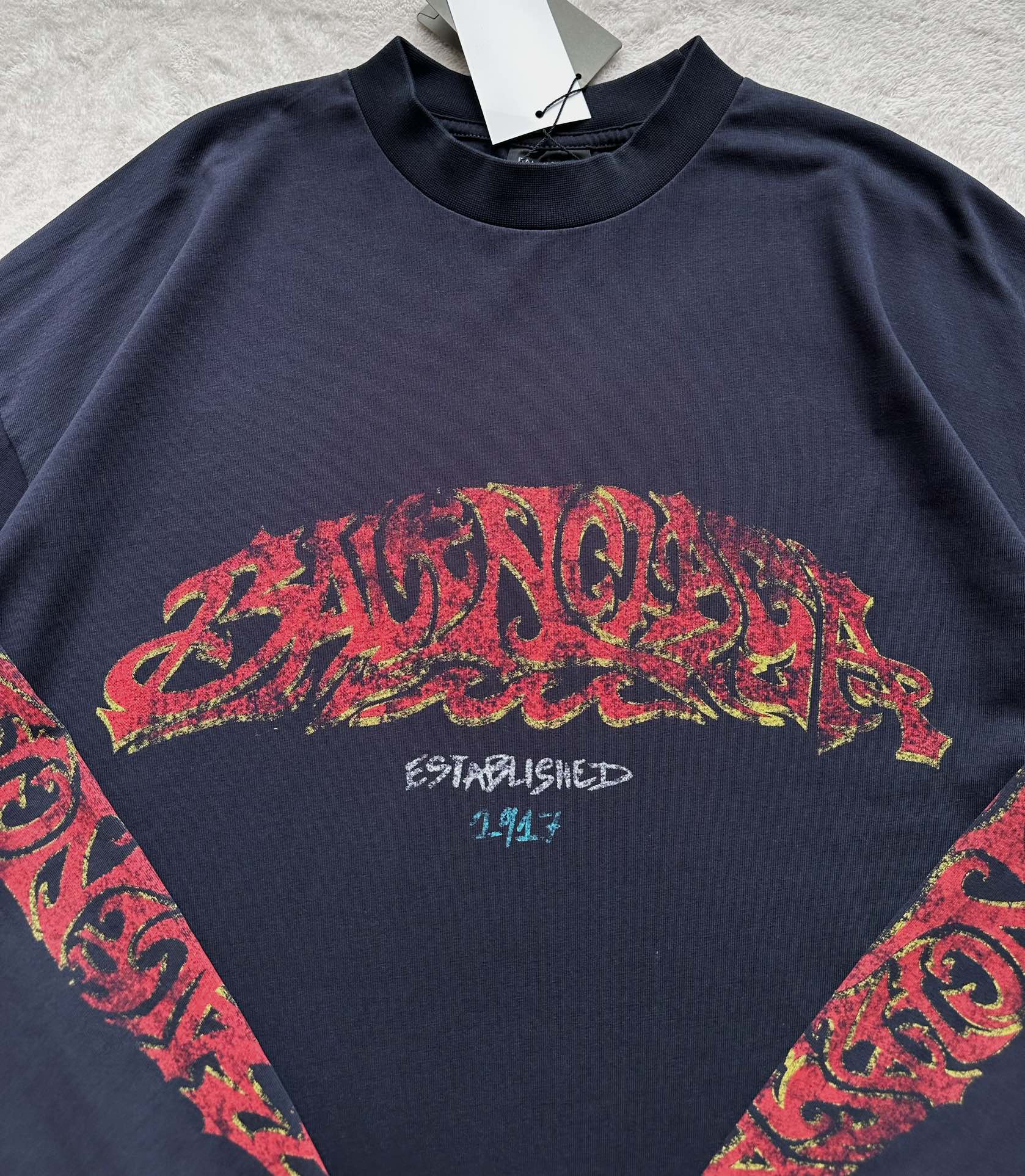 Balenciaga...🔥Flame floral print round neck and long sleeves