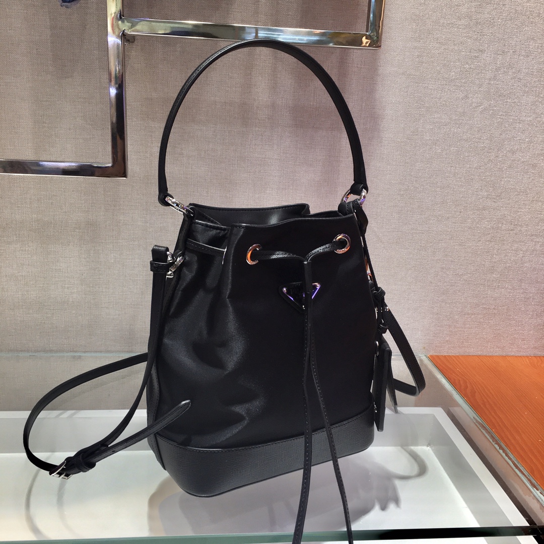 𝐏𝐑𝐀𝐃𝐀 New Bucket Bag