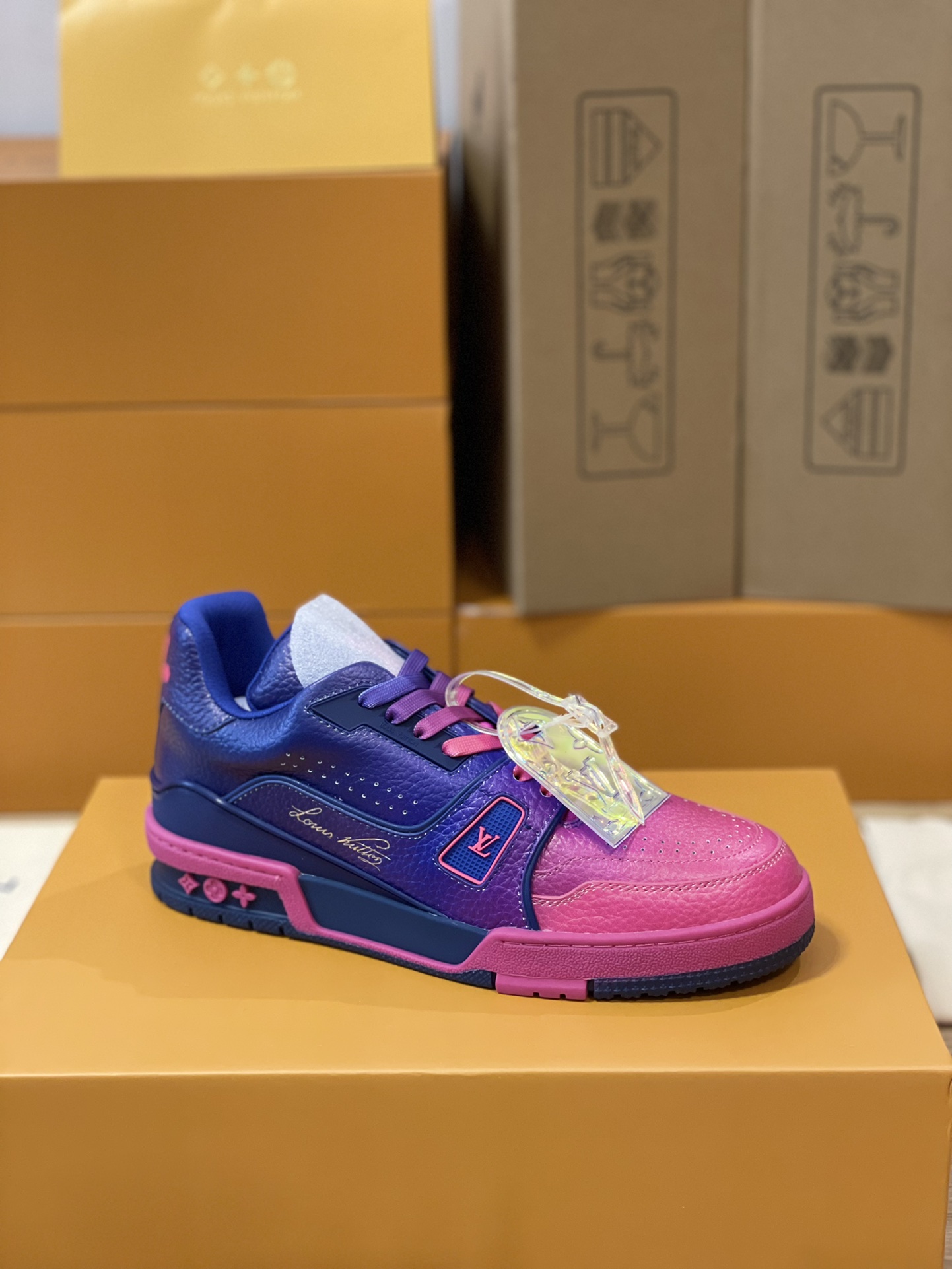 Louis Vuitton couple models LVTRAINER sneakers model number MS0119