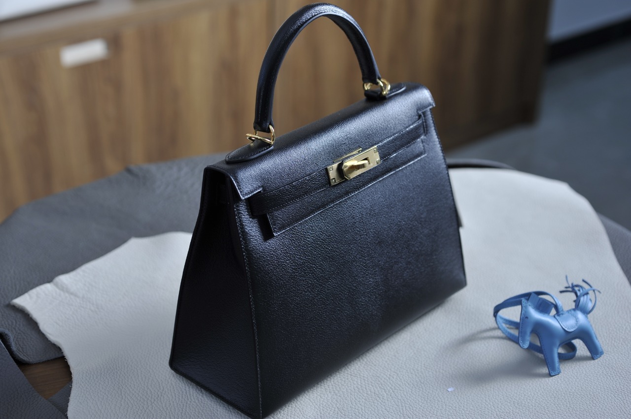 Kelly 28 black gold buckle with extreme pink French sheepskin inside