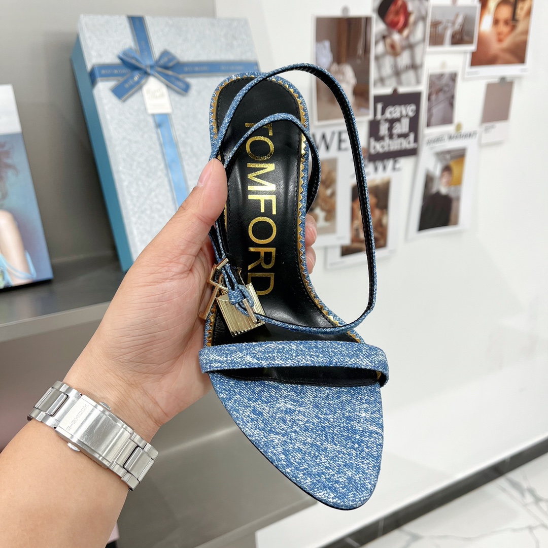 𝒕𝒐𝒎𝒇𝒐𝒓𝒅 𝟐𝟎𝟐𝟐/𝐒𝐒 𝐧𝐞𝐰 TF Tom Ford Gold Heel Padlock Sandals