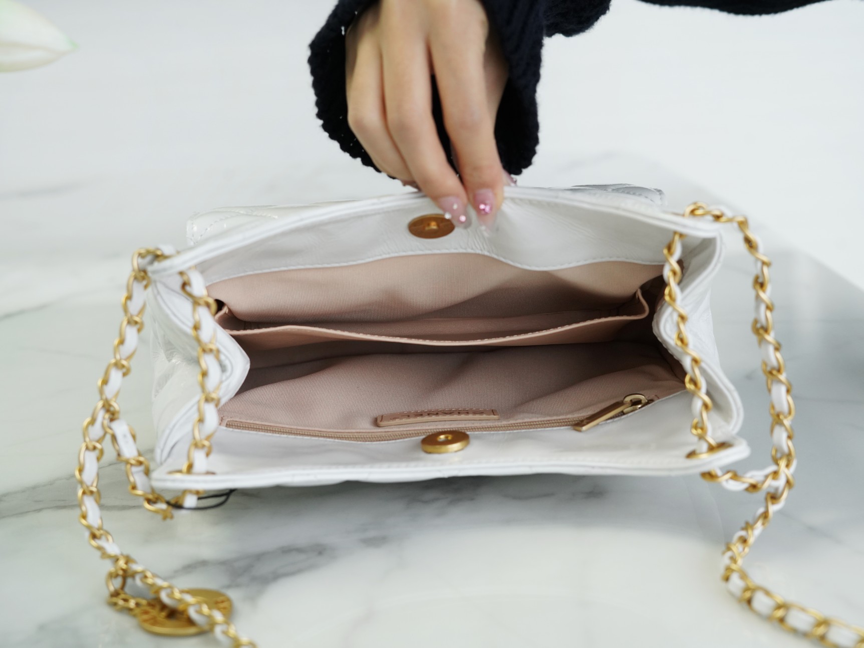 𝗖𝗛𝗔𝗡𝗘𝗟✦23𝑪 Early Spring Resort Collection Bright crinkled calfskin and gold metal Wave bag Medium White