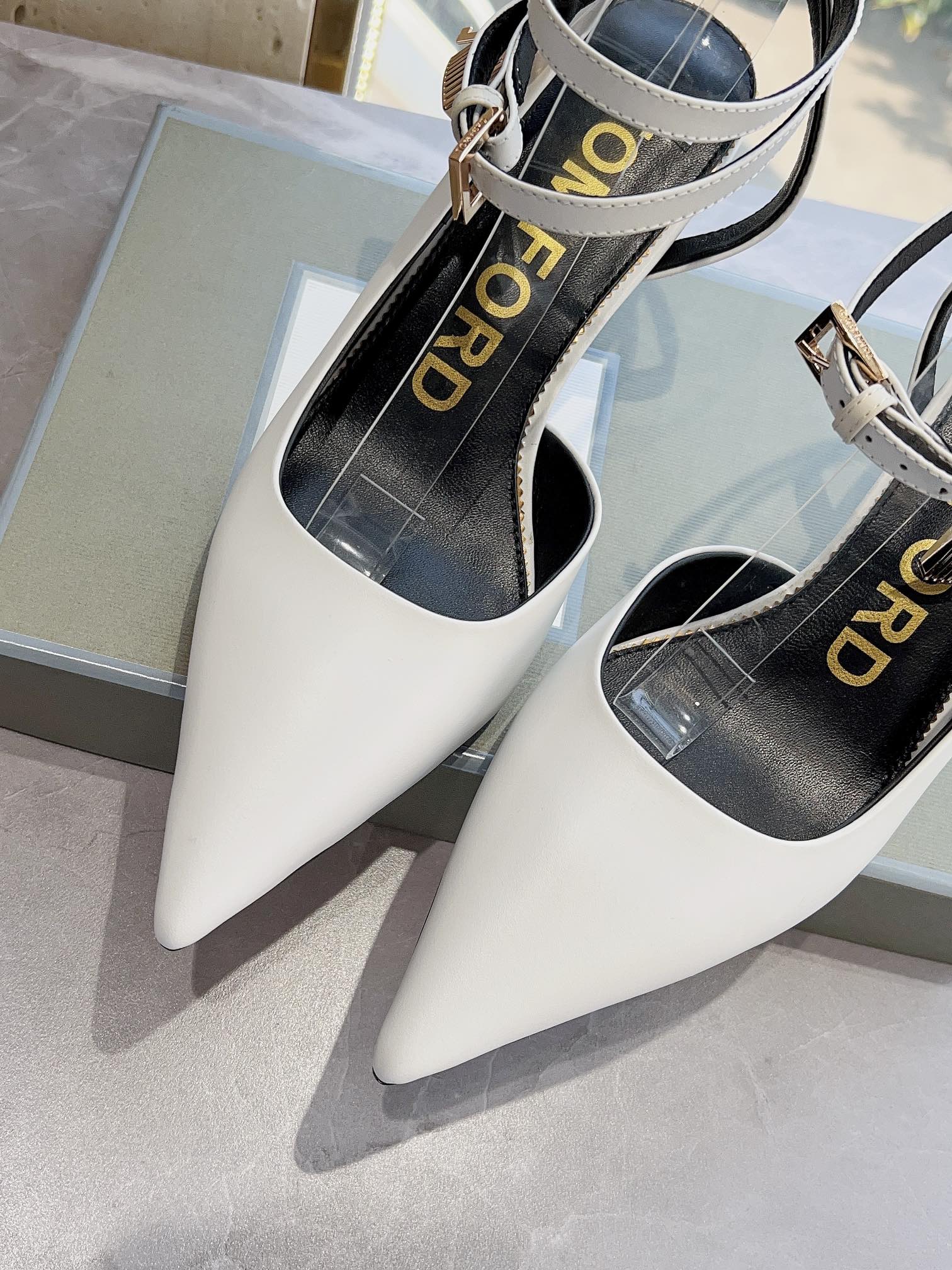 𝐓𝐎𝐌𝐅𝐎𝐑𝐃｜𝟐𝟎𝟐𝟑𝐒𝐒/𝐧𝐞𝐰  Dolce & Ga women's jeweled buckle jacquard raglan heels