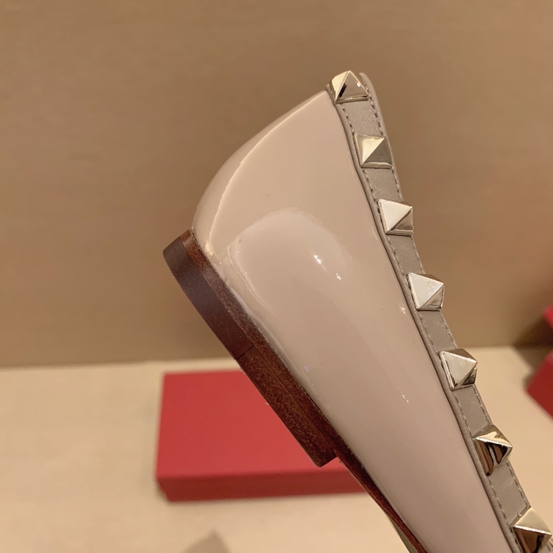 【Valentino】𝟐𝟎𝟐𝟏/𝐒𝐒 𝐧𝐞𝐰 Valentino studded flat shoes top version OEM level exclusive models