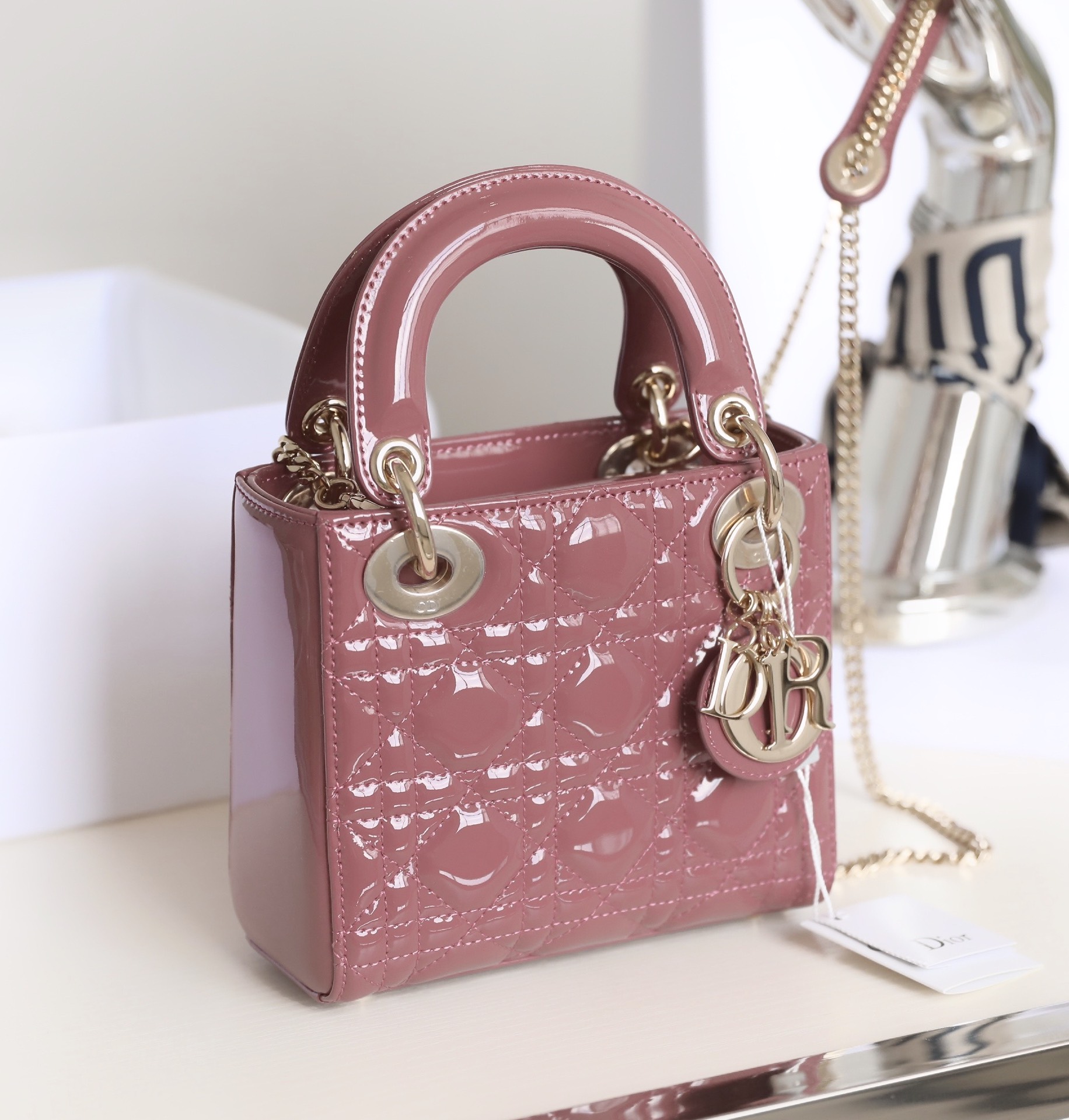 𝙇𝙖𝙙𝙮 𝘿𝙞𝙤* hibiscus powder Patent leather cow leather mini handbag