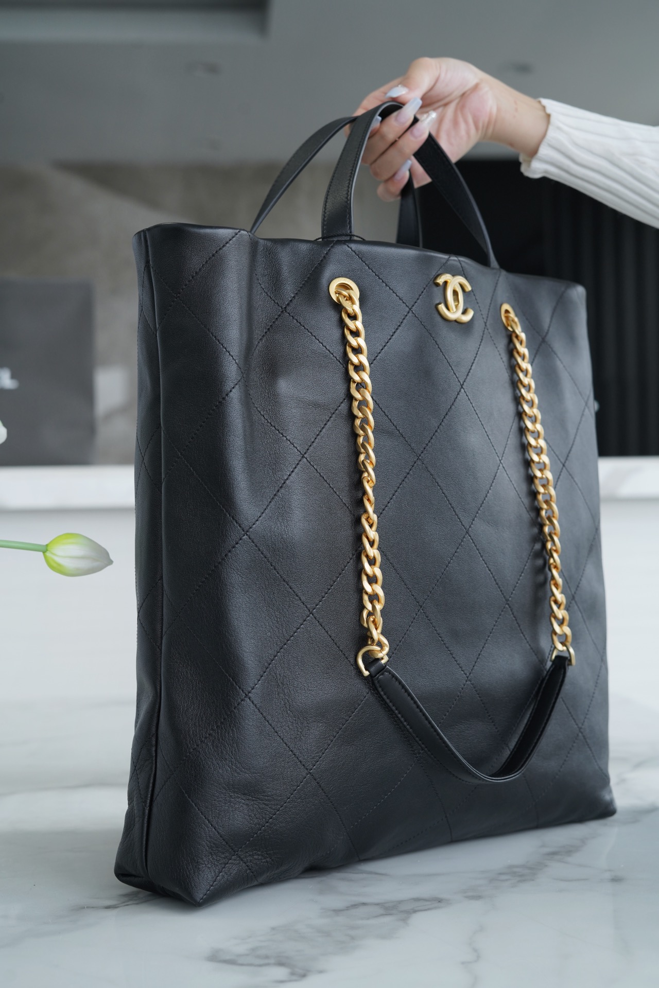 𝗖𝗛𝗔𝗘𝗡𝗟✦ 𝟐𝟐𝐬𝐬 latest 𝗠𝗮𝘅𝗶 shopping bag 🛍️ genuine leather black