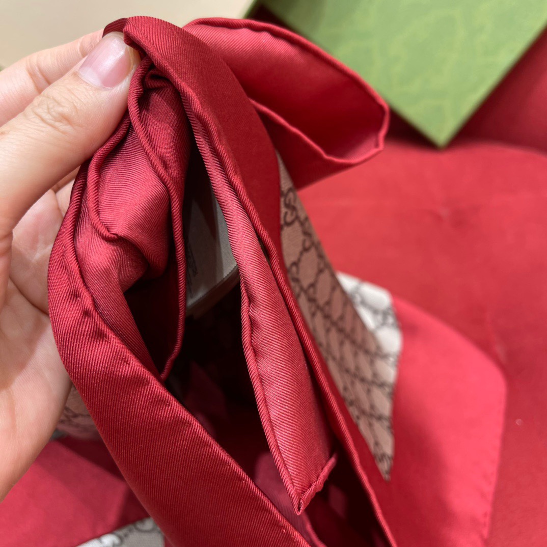 GUCCI silk scarves with classic presbyopia elements