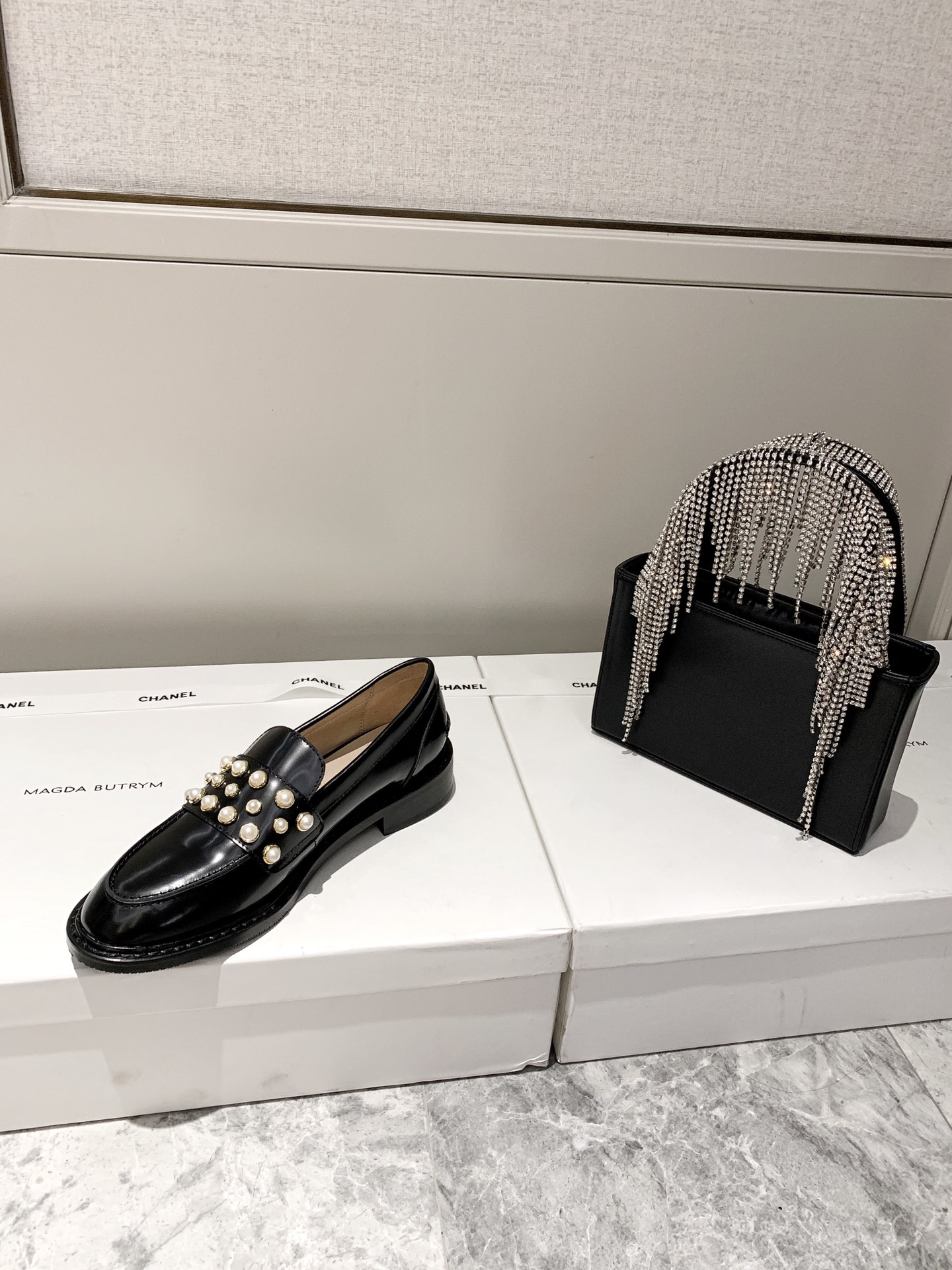 Stuart Weitzman 2020 autumn and winter new pearl shoes import open-edge bead leather