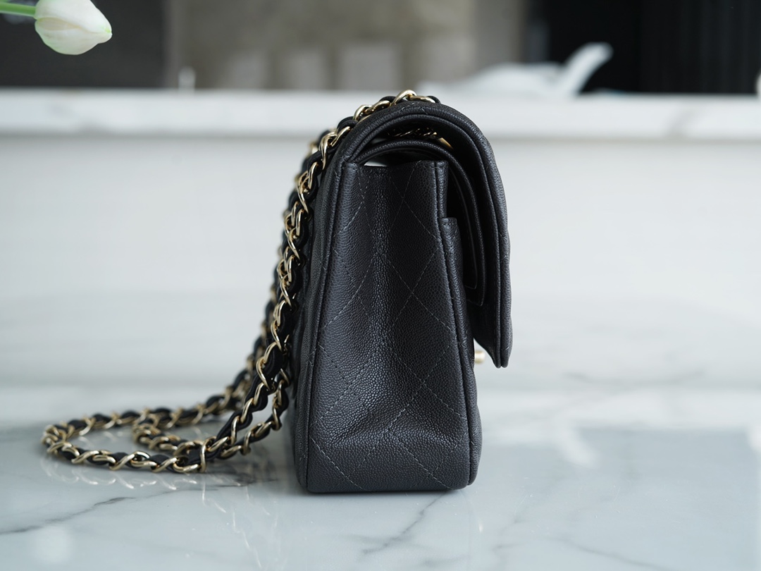 𝐂𝐇𝐀𝐍𝐄𝐋 Classic Flap washed cowhide is made from the most delicate newborn calves Washed fetal cow Medium 🤎 Coffee