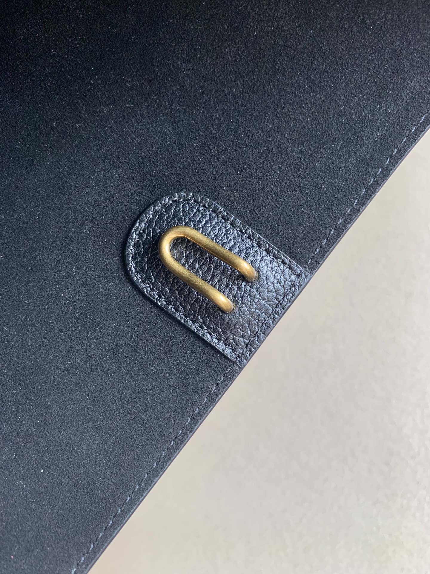 𝐂𝐞𝐥𝐢𝐧𝐞 SANGLE BUCKET bucket bag in soft grained calfskin