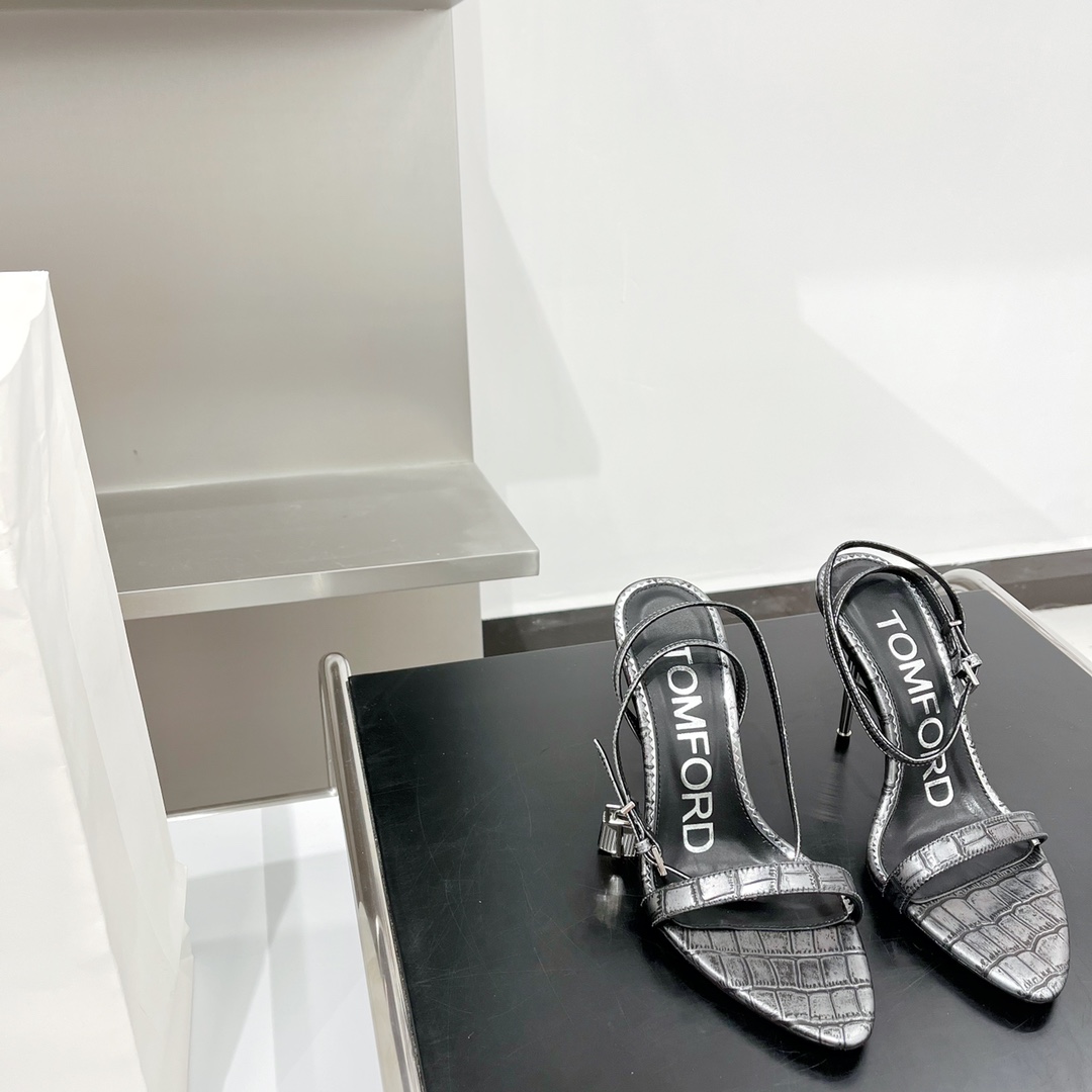 𝒕𝒐𝒎𝒇𝒐𝒓𝒅 𝟐𝟎𝟐𝟐/𝐒𝐒 𝐧𝐞𝐰 TF Tom Ford Gold Heel Padlock Sandals