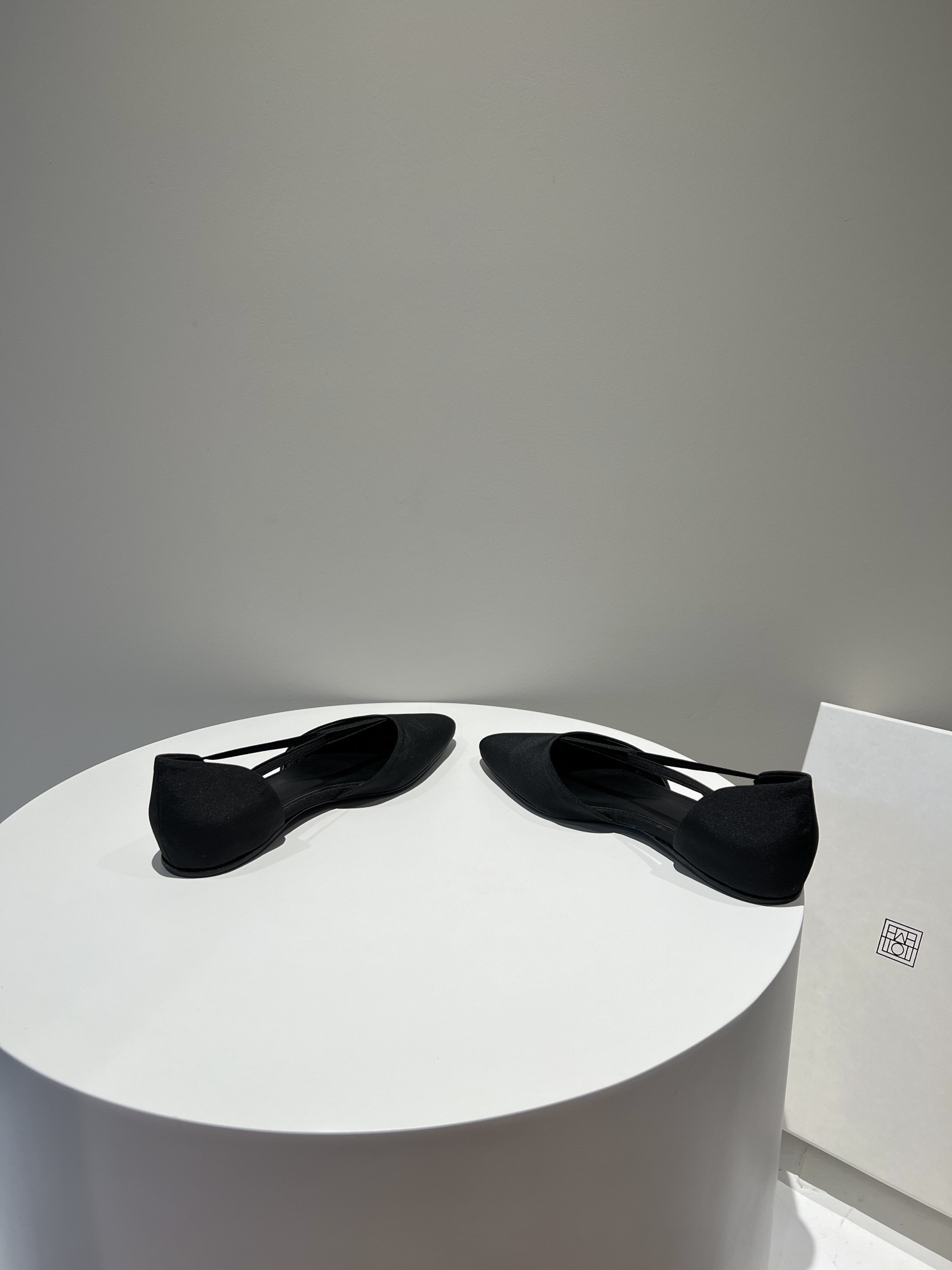 𝐓𝐨𝐭𝐞𝐦𝐞｜𝟐𝟎𝟐𝟑/𝐒𝐒 𝐧𝐞𝐰 toteme simple pointed toe shoes imported calf leather Italian leather outsole