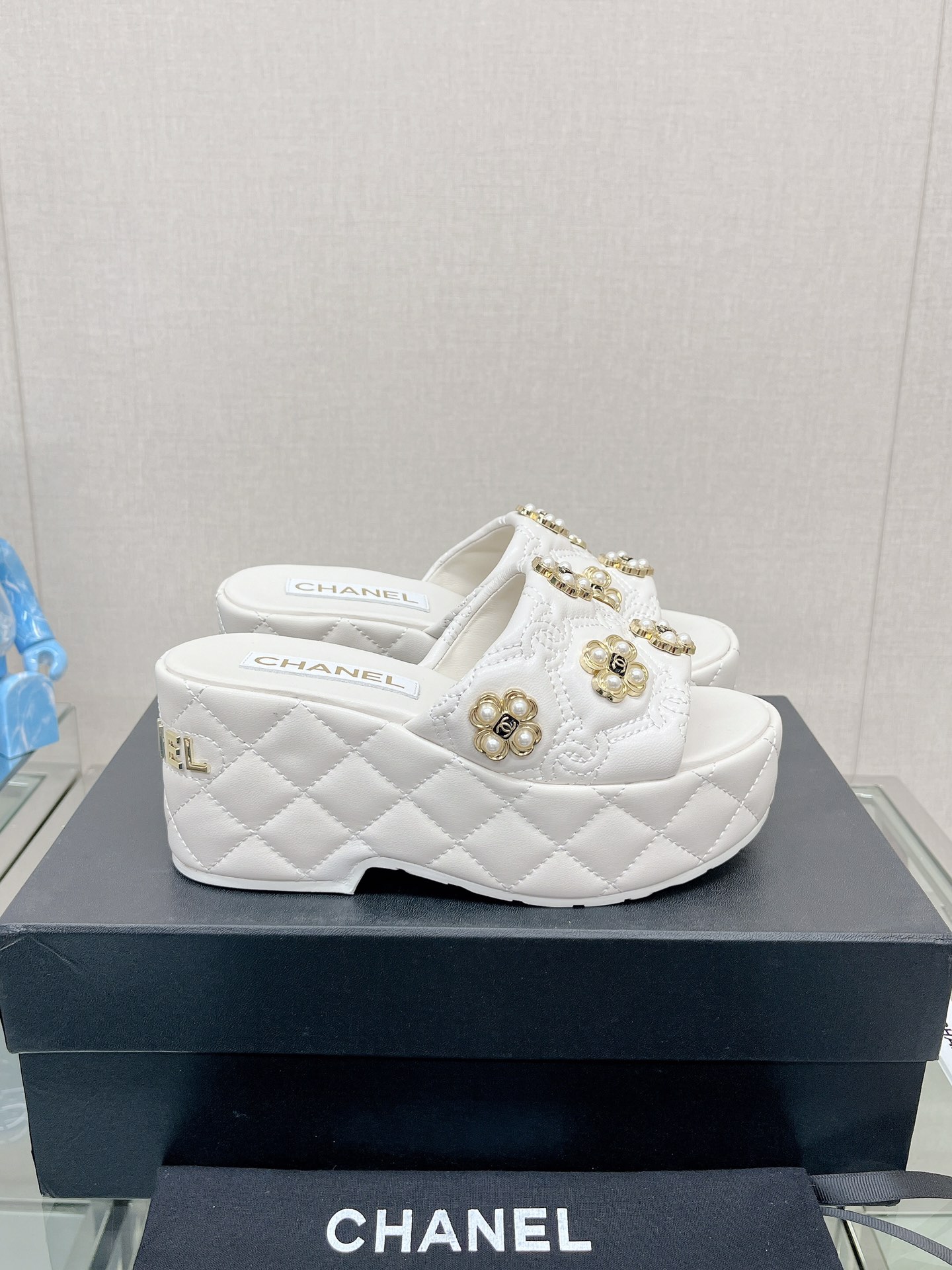 CHANEL water table thick bottom pearl flower slippers original rubber sole
