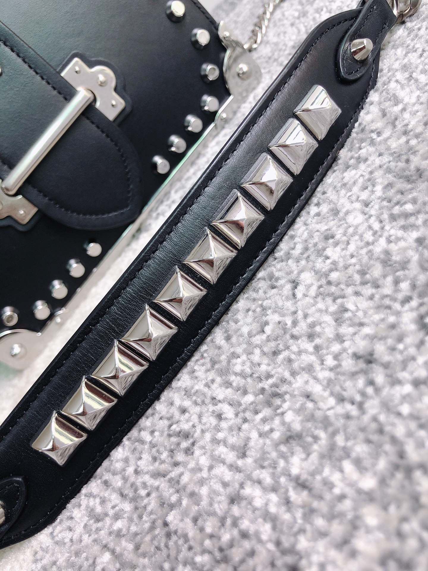 𝐏𝐑𝐀𝐃𝐀 1BH018 Classic Hot