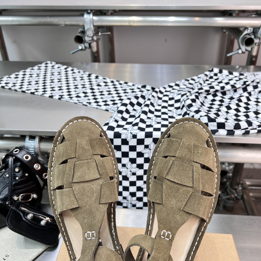 𝐒𝐭𝐞𝐯𝐞 𝐌𝐨𝐧𝐨｜𝟐𝟎𝟐𝟑𝐒𝐒/𝐧𝐞𝐰 A pair of fully handmade sandals using Goodyear practices