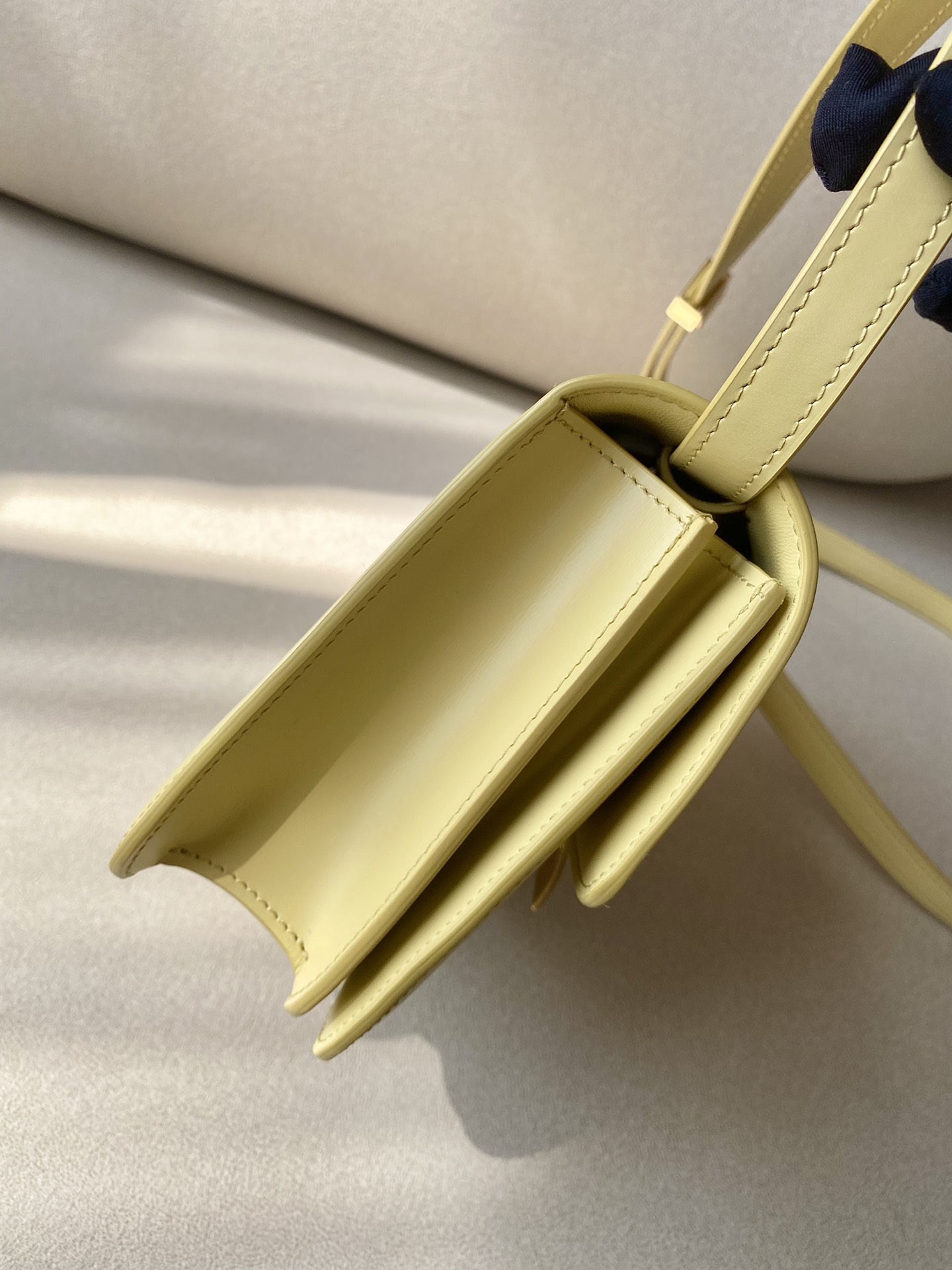 𝐂𝐞𝐥𝐢𝐧𝐞 Box Teen bag in polished calfskin