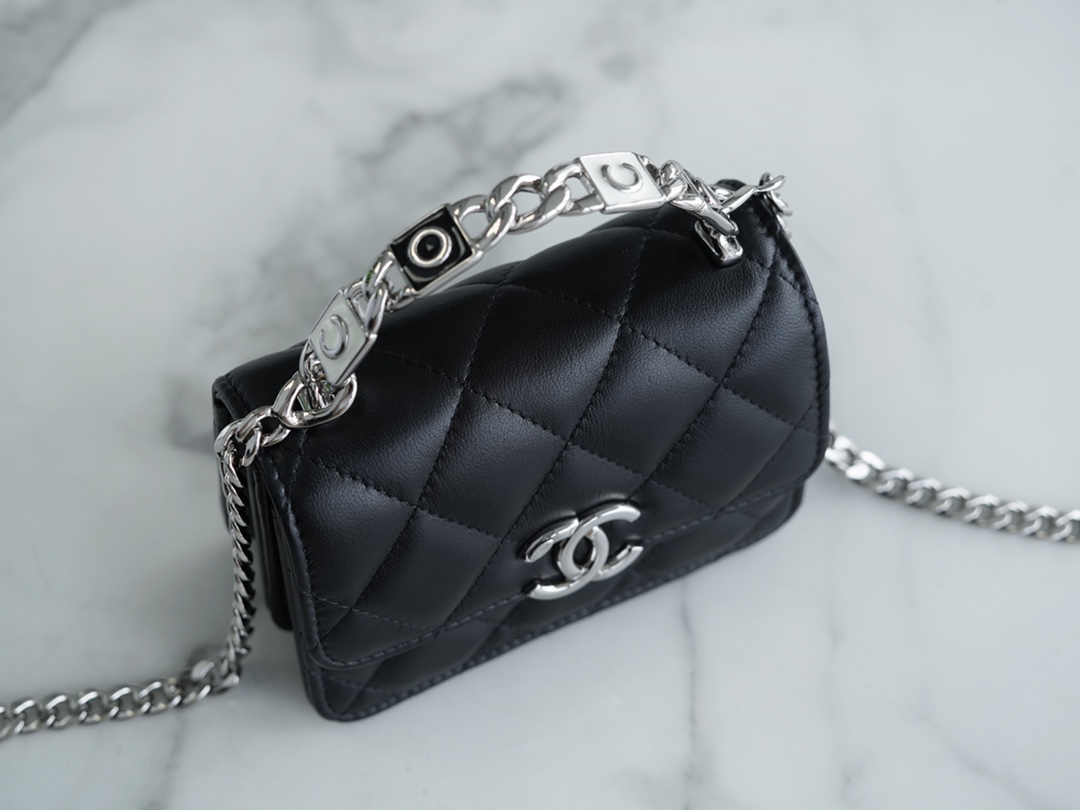 𝗖𝗛𝗔𝗘𝗡𝗟✦ 𝟮𝟮𝐒 Enamel Handle Chain Bag black