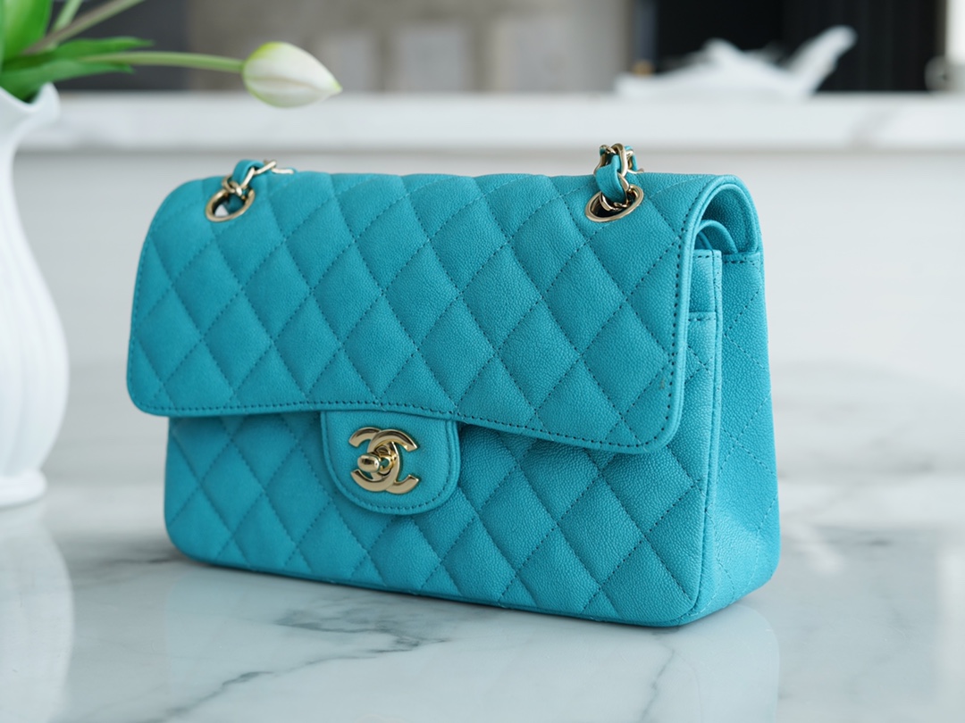 𝐂𝐇𝐀𝐍𝐄𝐋 Classic Flap washed cowhide is made from the most delicate calves just born washed fetal cow small 🦚 peacock blue