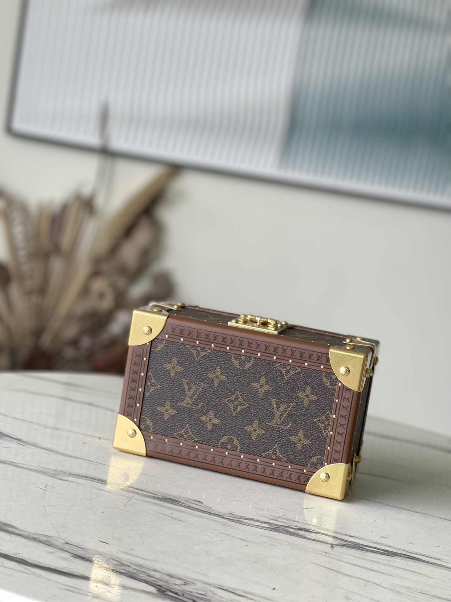 𝐋𝐎𝐔𝐈𝐒 𝐕𝐔𝐈𝐓𝐓𝐎𝐍  M20037 Red This jewelry box is decorated with a simple and elegant Monogram canvas bag