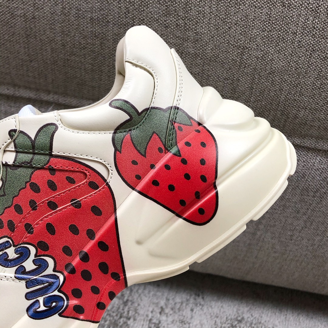 Gucci Pops This collection has a lot of flora and fauna elements Original material