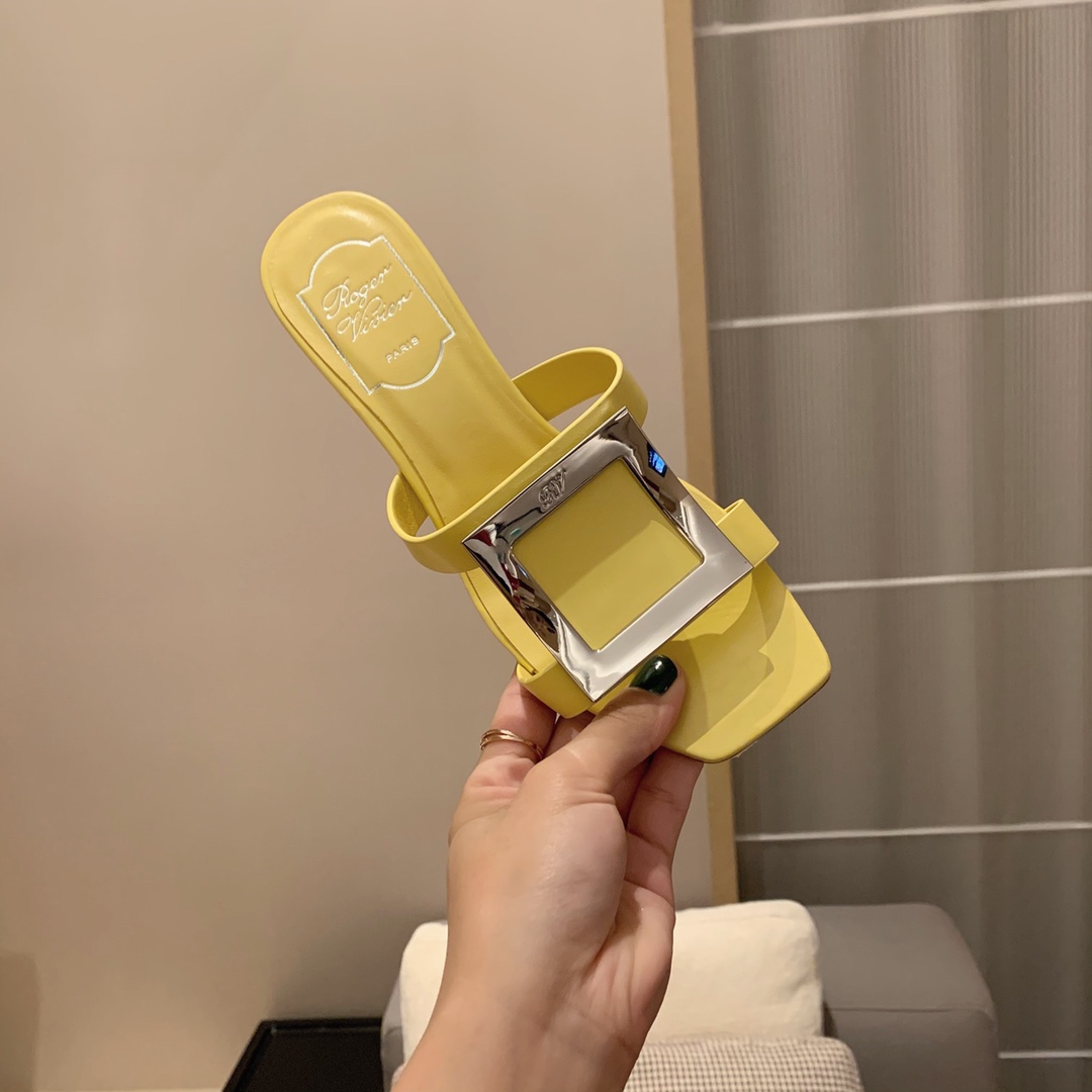 Roger vivier | 𝟐𝟎𝟐𝟏/𝐒𝐒 𝐧𝐞𝐰 2021 Summer Slippers Bikiviv' Metal Buckle PVC Mule Shoes