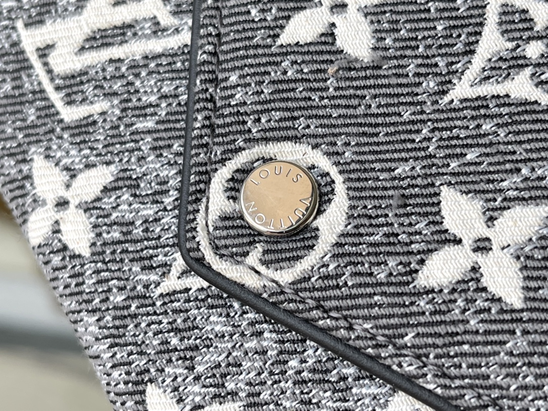 𝐋𝐎𝐔𝐈𝐒 𝐕𝐔𝐈𝐓𝐓𝐎𝐍    M81859