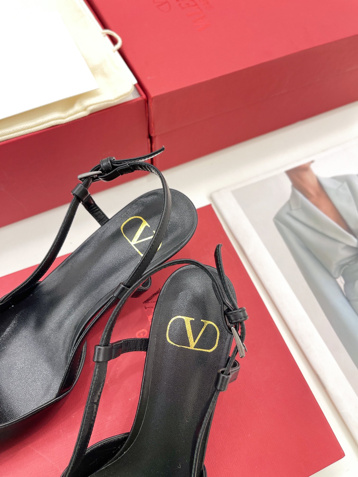 【Valentino】𝟐𝟎𝟐𝟏/𝐒𝐒 𝐧𝐞𝐰 Valentino 2022 spring and summer new large V diamond buckle high heels on the new