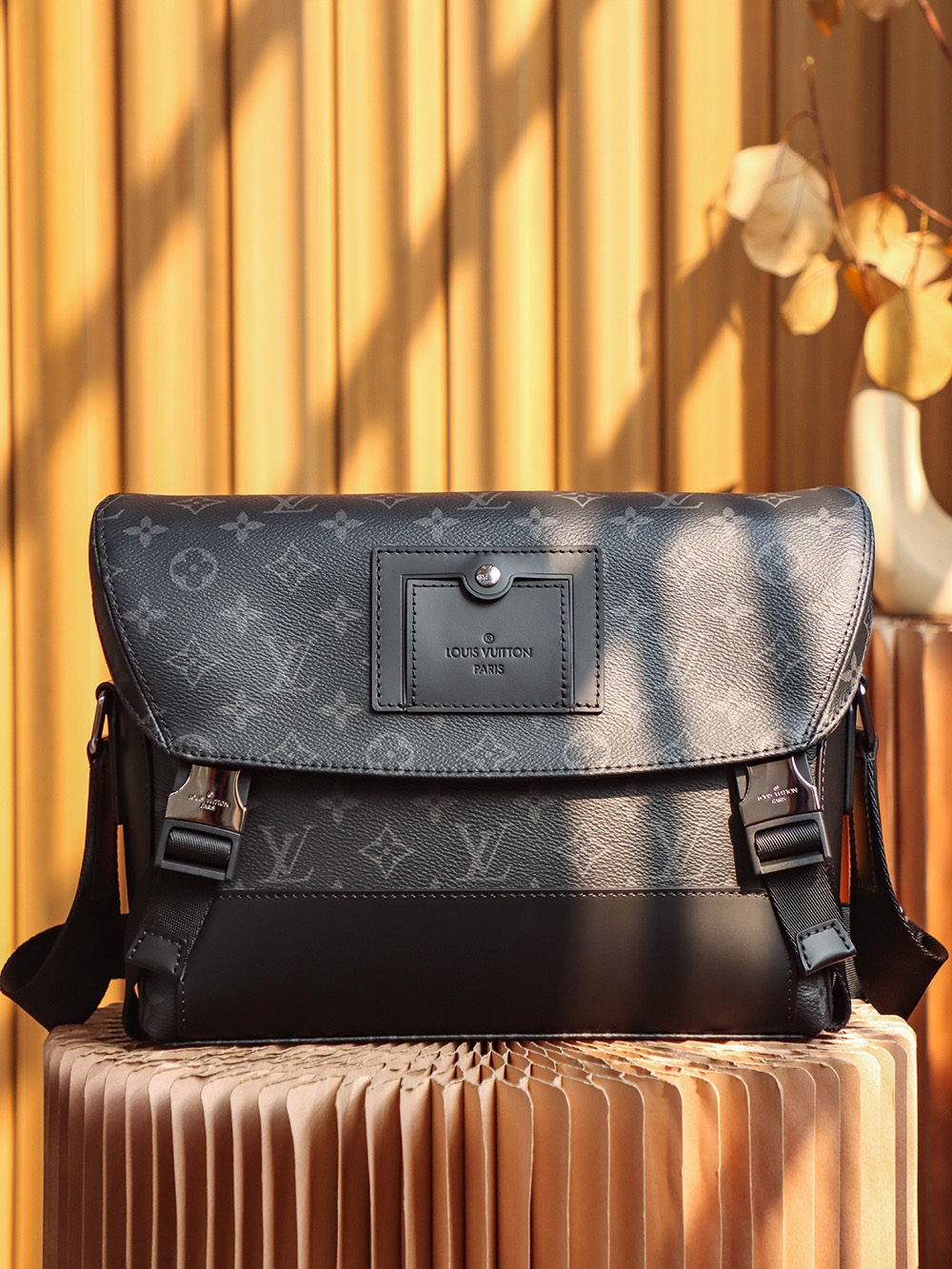 Louis Vuitton 𝐕𝐎𝐘𝐀𝐆𝐄𝐑 messenger bag #M40511#