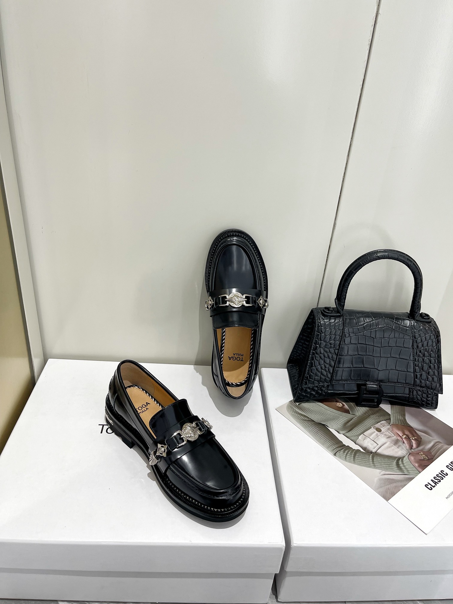 𝐓𝐨𝐠𝐚 𝐏𝐮𝐥𝐥𝐚 ｜𝟐𝟎𝟐𝟐/𝐒𝐒 𝐧𝐞𝐰 Toga Pulla 2022/FW Heavy Crafted Loafers