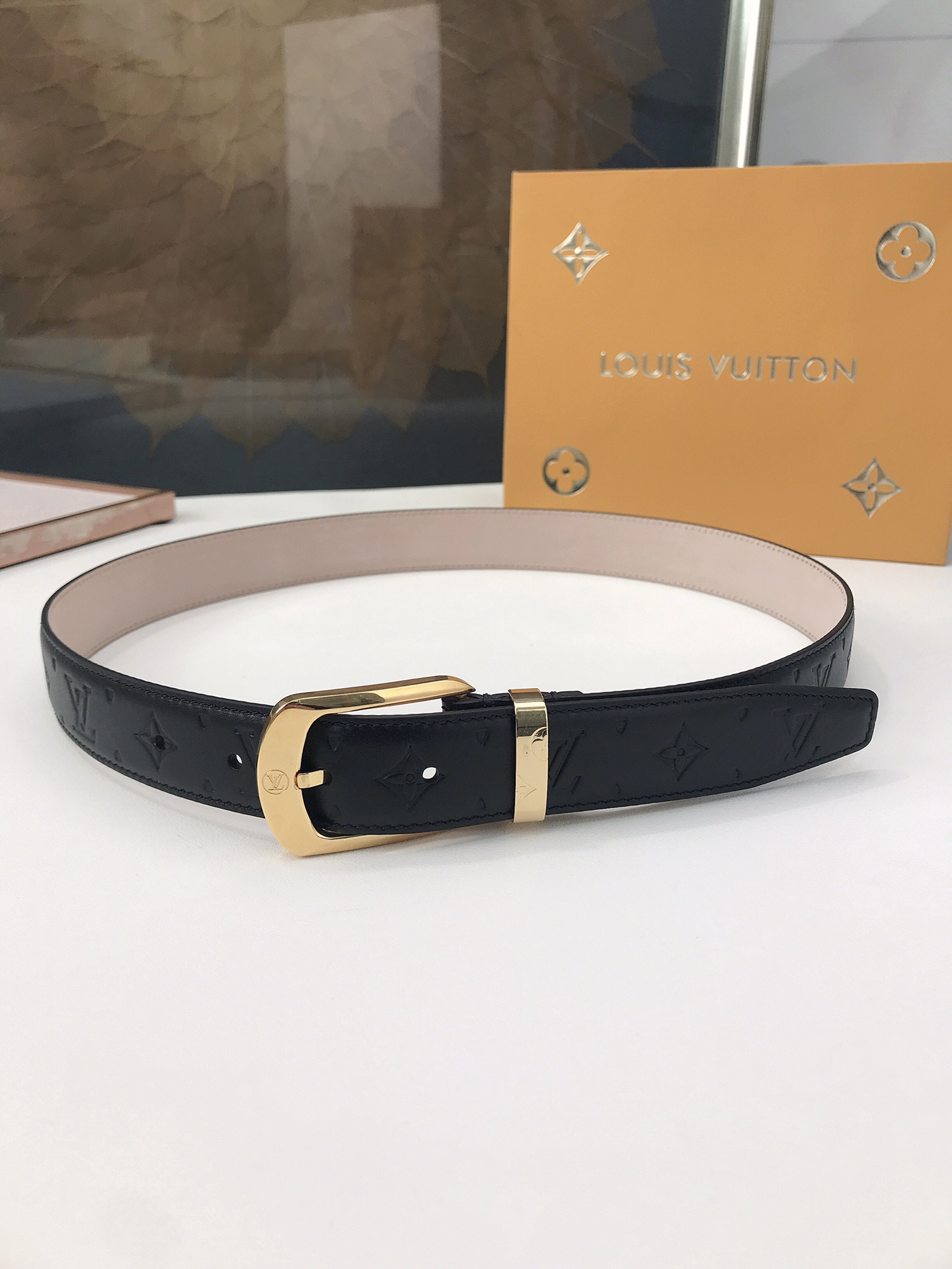 LOUIS VUITTO belt is double-sided with Italian original custom imported cowhide embossing