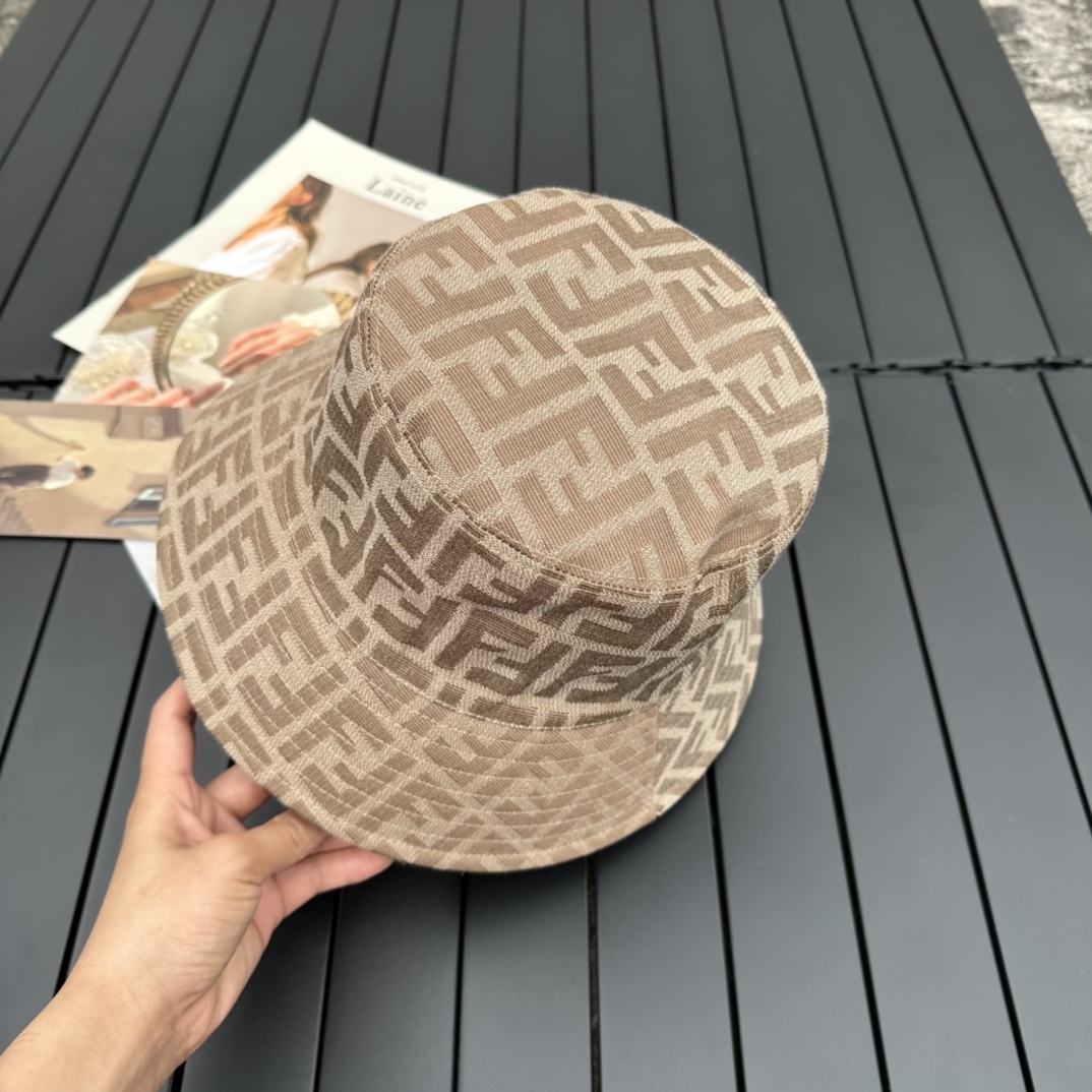 Fendi presbyopic letters 2⃣️ Wearing a fisherman hat