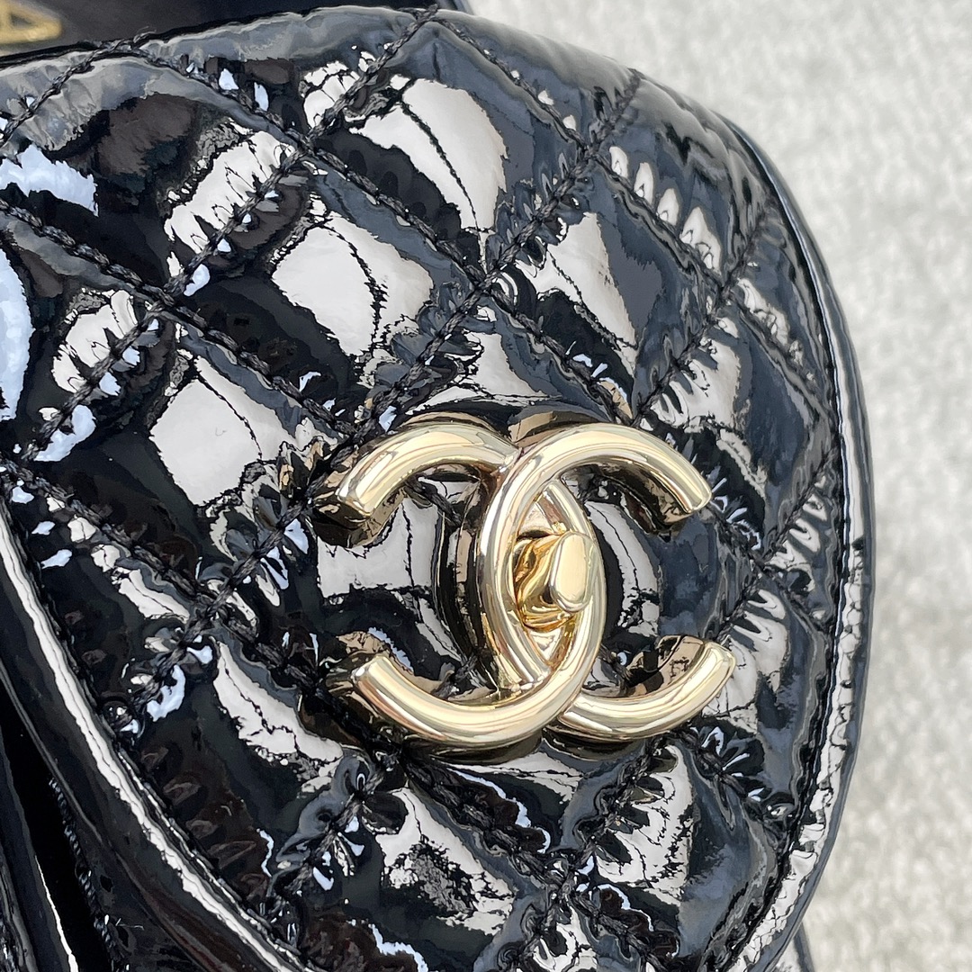 CHANEL a little retro with a flip-flop design through the dye leather sole
