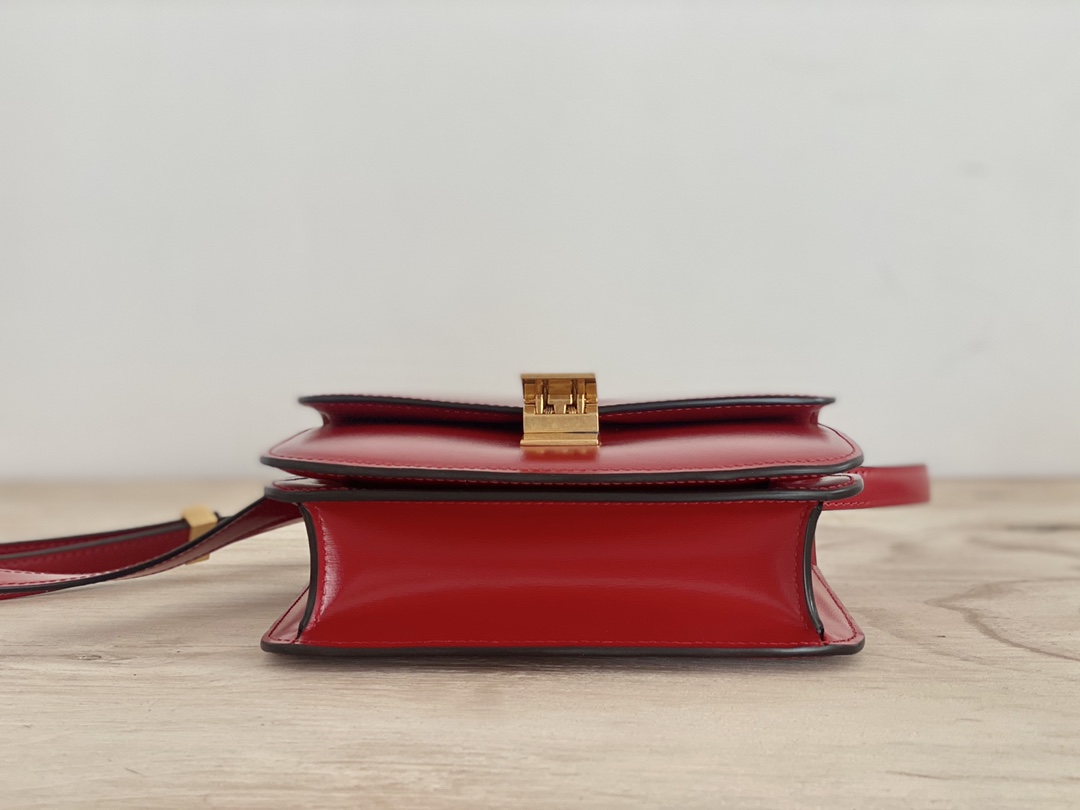 𝐂𝐞𝐥𝐢𝐧𝐞 Box Teen bag in polished calfskin