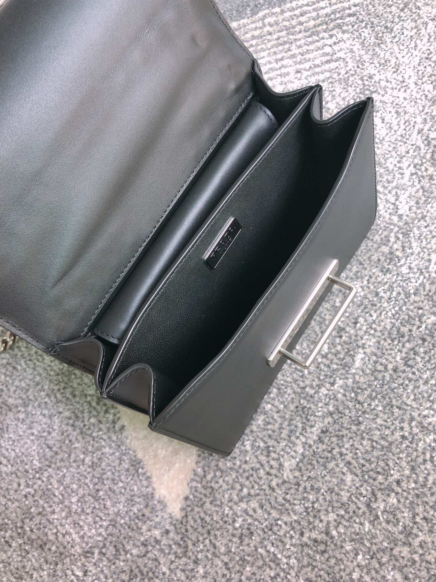 𝐏𝐑𝐀𝐃𝐀 1BH018 Classic Hot