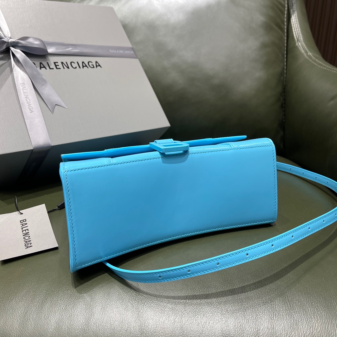 BALENCIAGA 𝐇𝐨𝐮𝐫𝐠𝐥𝐚𝐬𝐬 𝐒 The hourglass bag of the fashion world