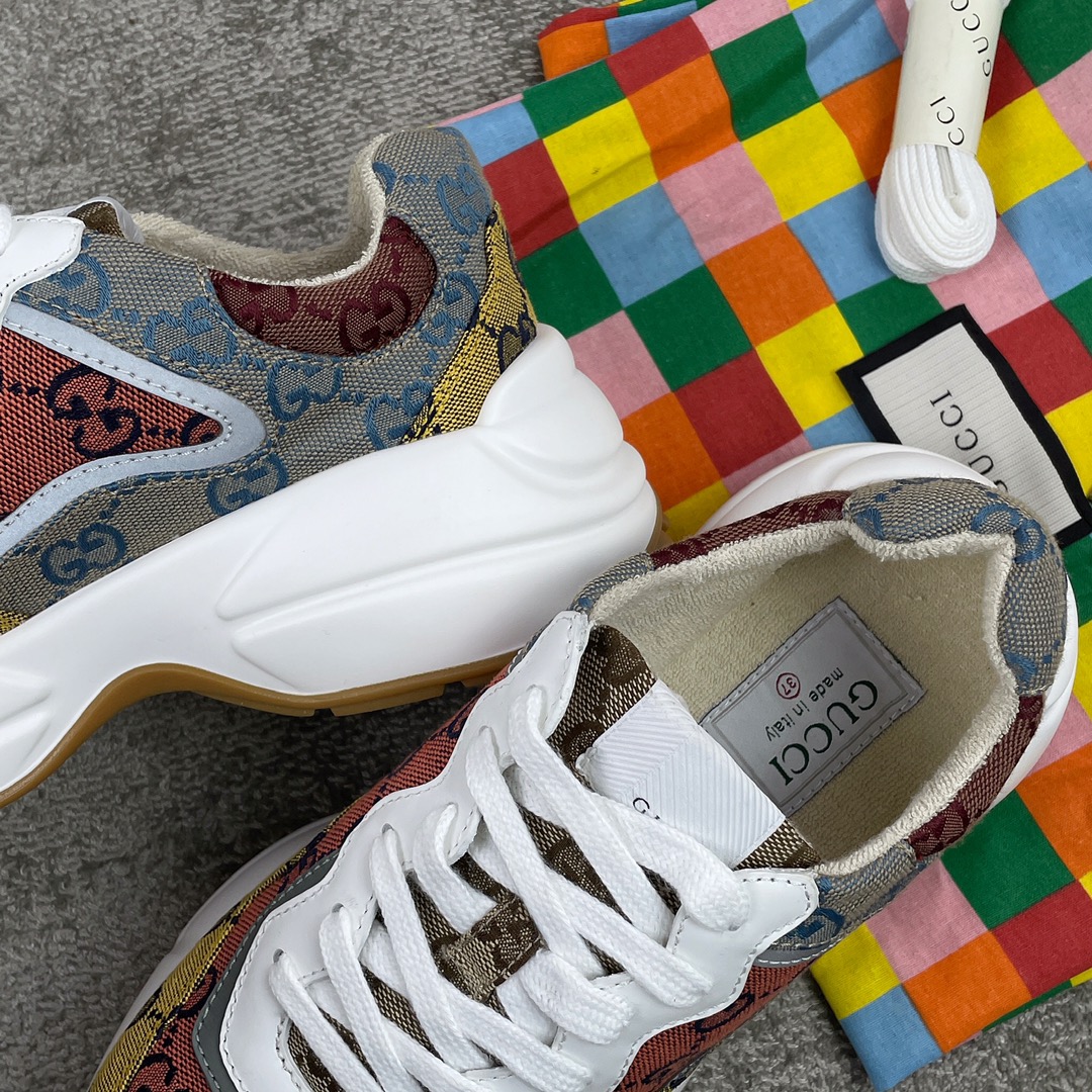 Gucci Pops This collection has a lot of flora and fauna elements Original material