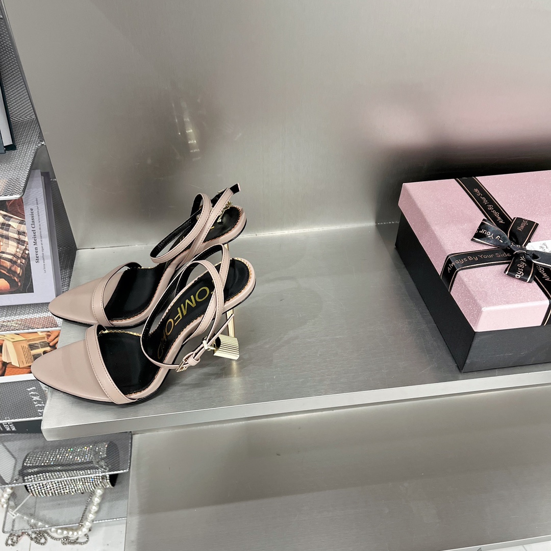 𝒕𝒐𝒎𝒇𝒐𝒓𝒅 𝟐𝟎𝟐𝟐/𝐒𝐒 𝐧𝐞𝐰 TF Tom Ford Gold Heel Padlock Sandals