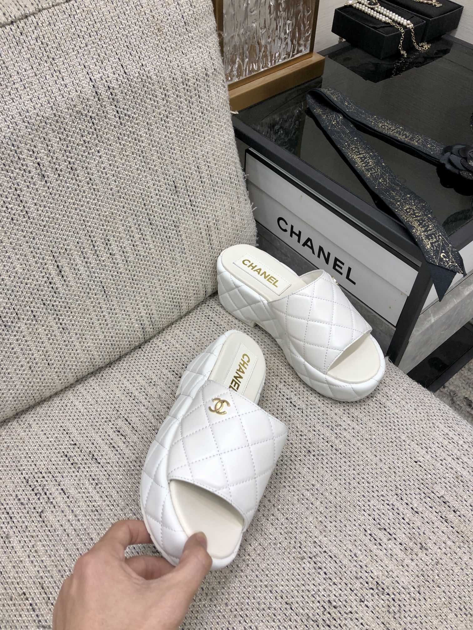 CHANEL 2022 early spring latest slope heel slippers fashionable and versatile series wear-resistant rubber outsole