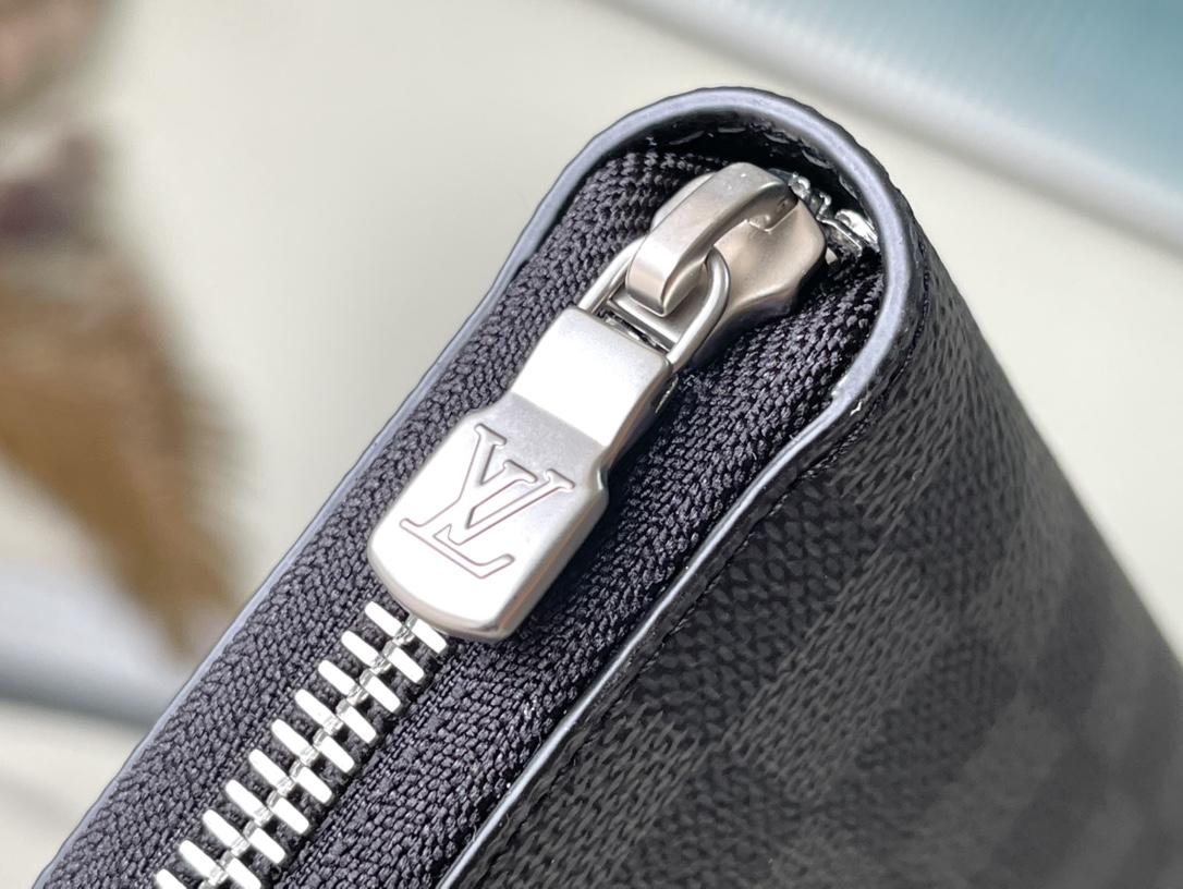 𝐋𝐎𝐔𝐈𝐒 𝐕𝐔𝐈𝐓𝐓𝐎𝐍   N60111