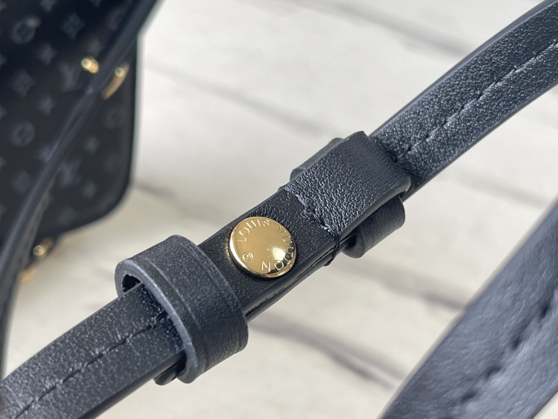 𝐋𝐎𝐔𝐈𝐒 𝐕𝐔𝐈𝐓𝐓𝐎𝐍    M82247