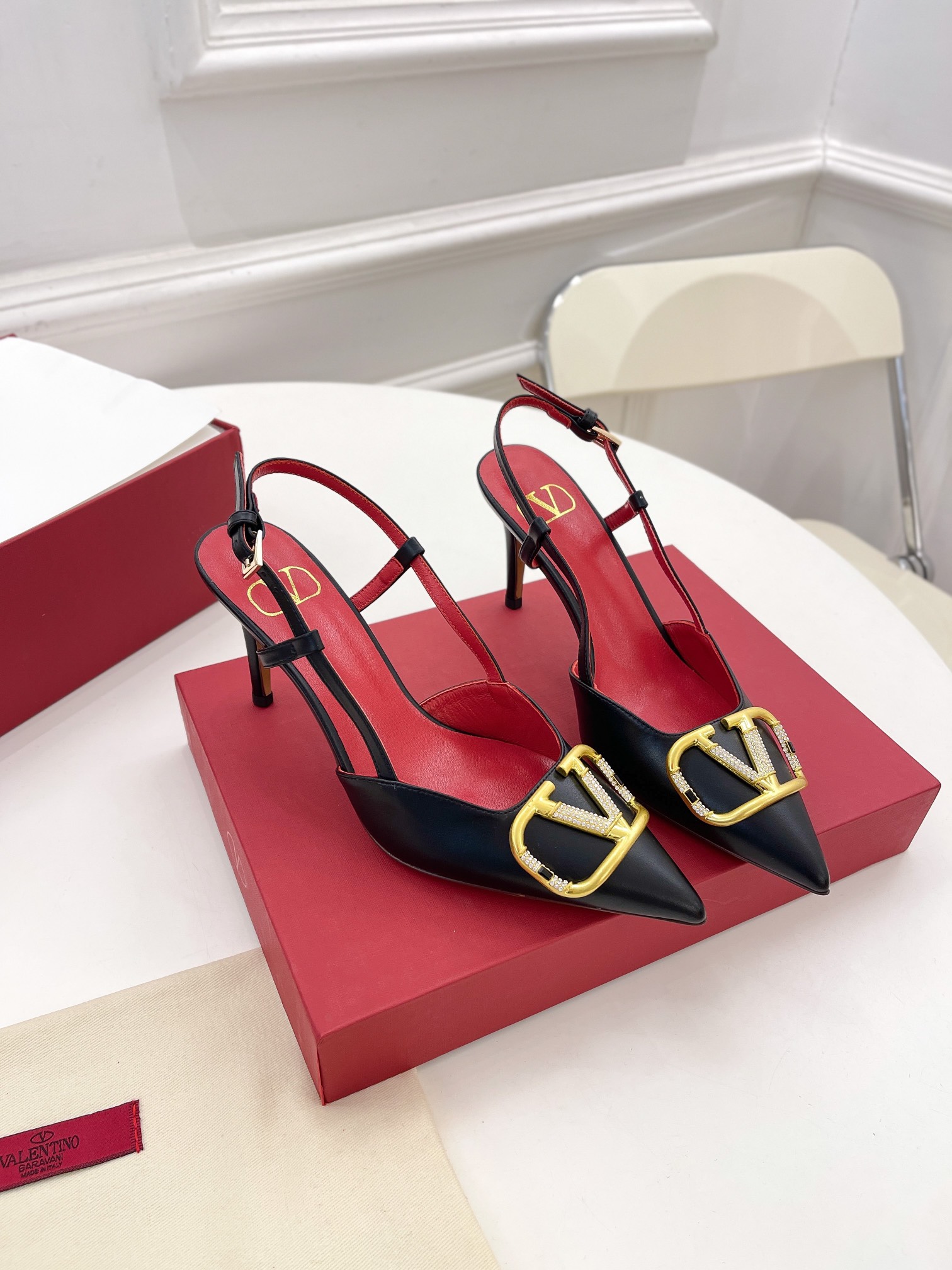 【Valentino】𝟐𝟎𝟐𝟏/𝐒𝐒 𝐧𝐞𝐰 Valentino 2022 spring and summer new large V diamond buckle high heels on the new