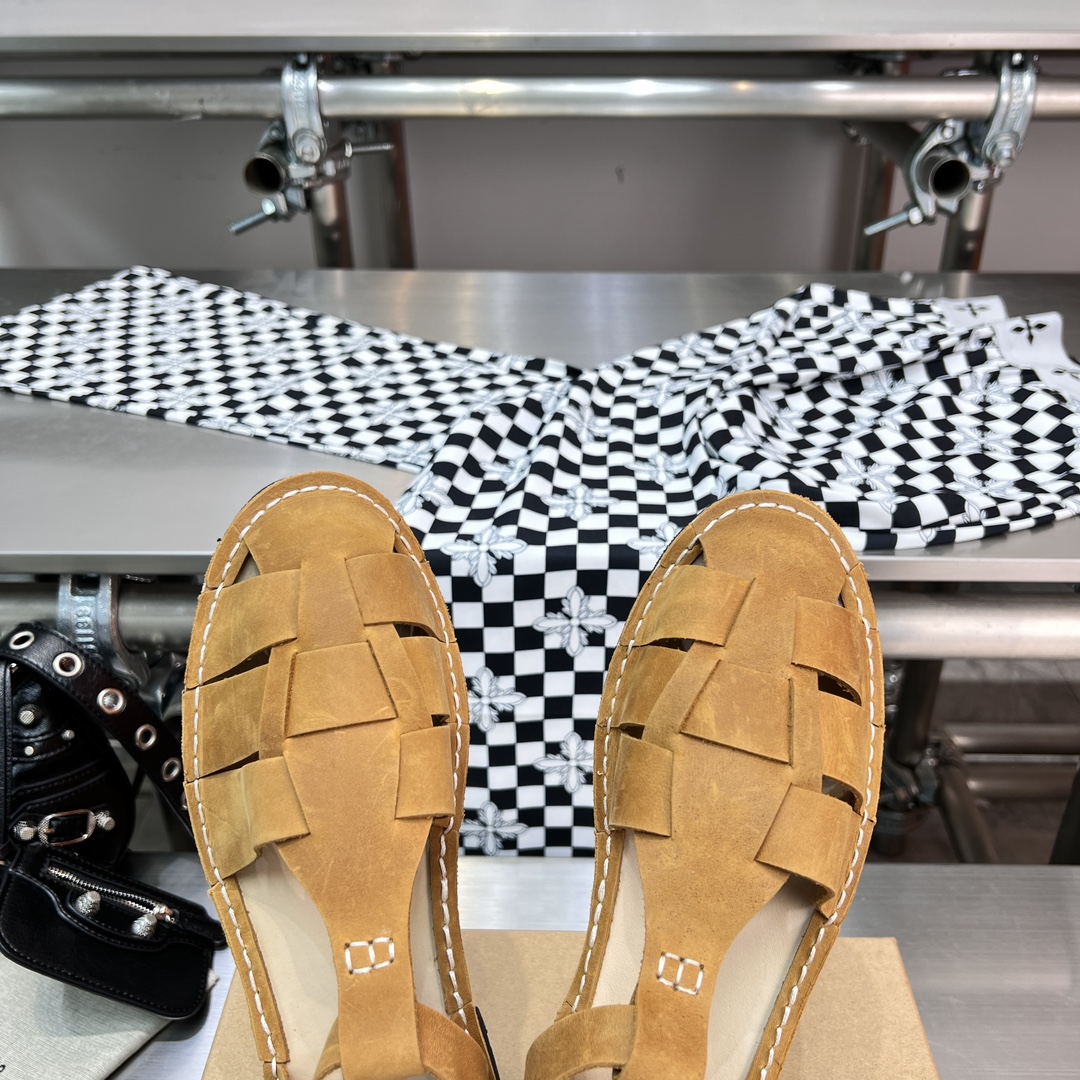 𝐒𝐭𝐞𝐯𝐞 𝐌𝐨𝐧𝐨｜𝟐𝟎𝟐𝟑𝐒𝐒/𝐧𝐞𝐰 A pair of fully handmade sandals using Goodyear practices