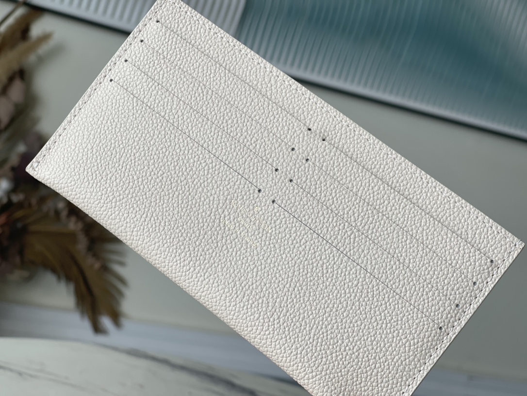 𝐋𝐎𝐔𝐈𝐒 𝐕𝐔𝐈𝐓𝐓𝐎𝐍    M82047