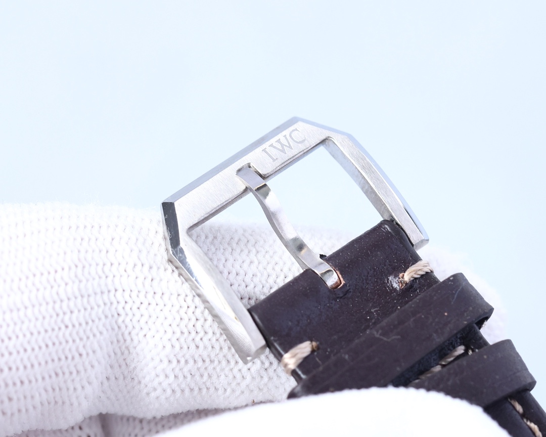 IWC- The line staff series lW5127537 movement automatic mechanical Swiss machine 2824 316 stainless steel