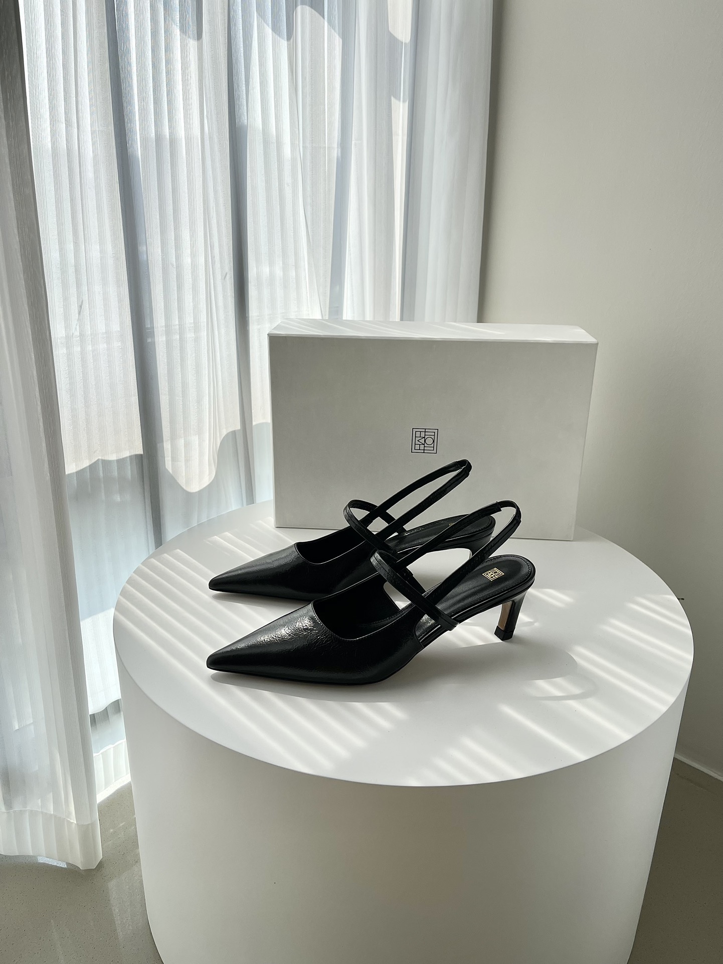 𝐓𝐨𝐭𝐞𝐦𝐞｜𝟐𝟎𝟐𝟑/𝐒𝐒 𝐧𝐞𝐰 Minimalist slingback with a different classic temperament Dry, rigid and soft