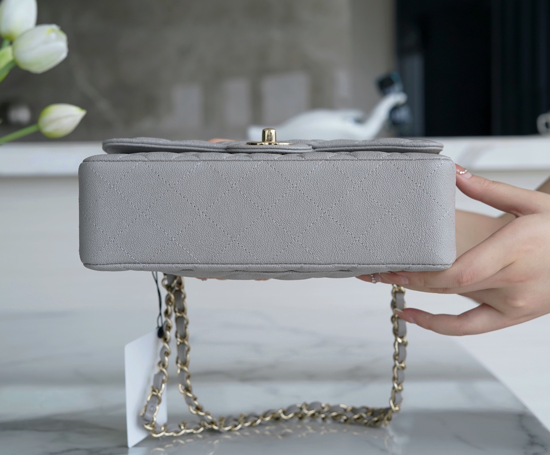 𝐂𝐇𝐀𝐍𝐄𝐋 Classic Flap France 🇫🇷 𝐇𝐚𝐚𝐬Original Caviar 🐂Water Fetal Calf Small 🐘Light Gray