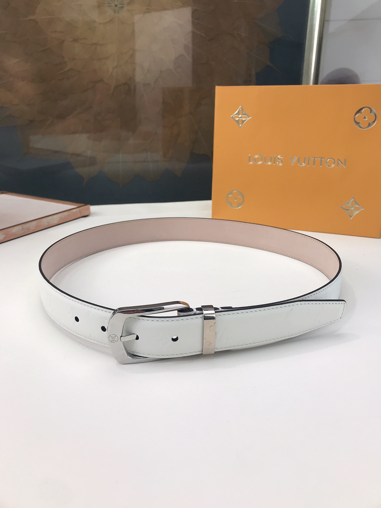 LOUIS VUITTO belt is double-sided with Italian original custom imported cowhide embossing