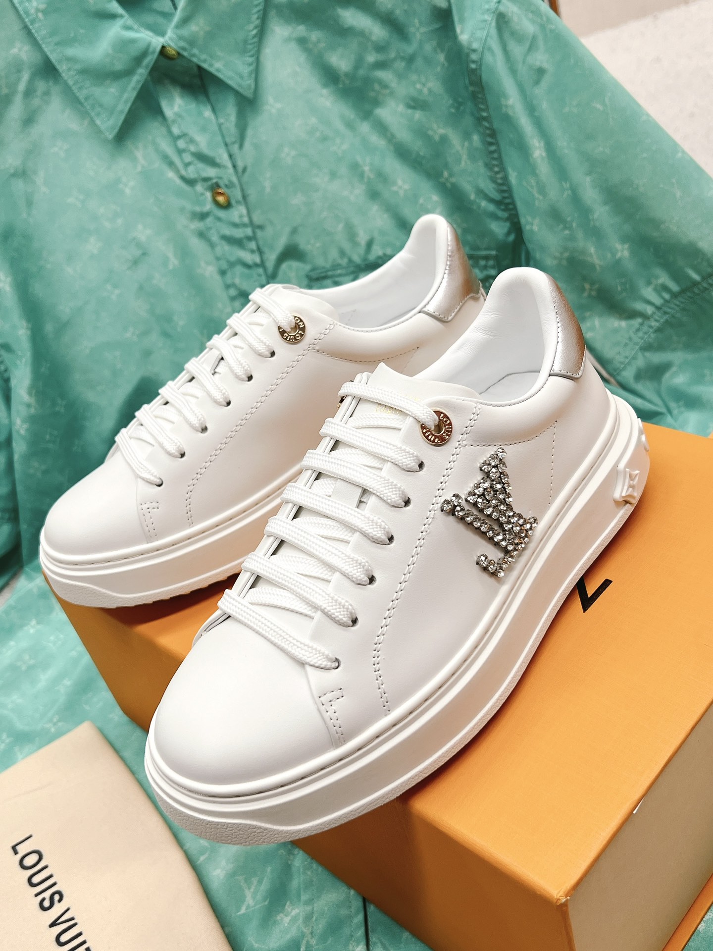 Louis Vuitton's new letter rhinestone white shoes series is new🆕